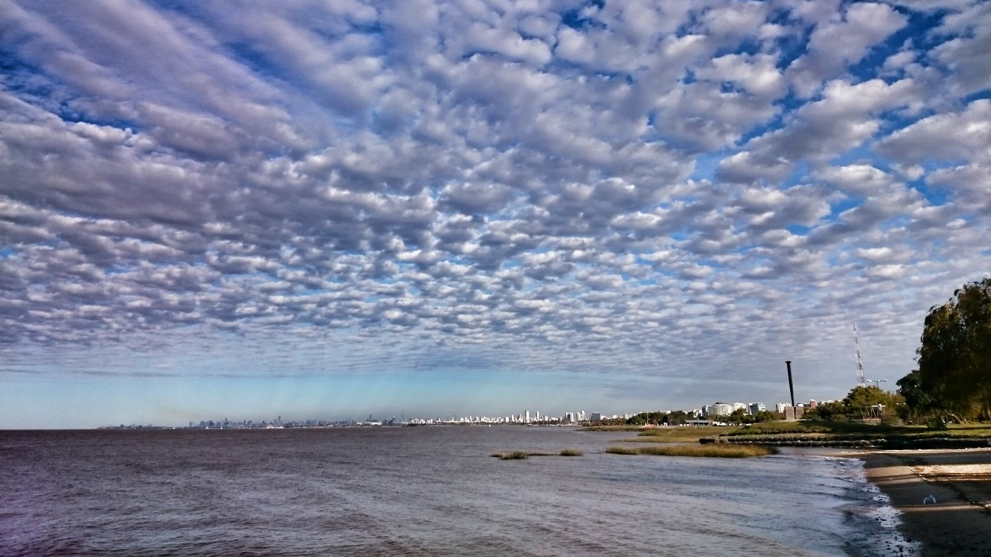 Nuages dans le ciel au bord de l'eau en Argentine, sur la plage de Río De la Plate