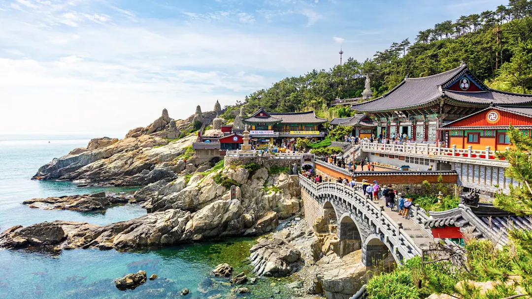 Buddhistischer Tempel auf Felsen am Meer. Busan, Gyeongsangnam-do, Südkorea