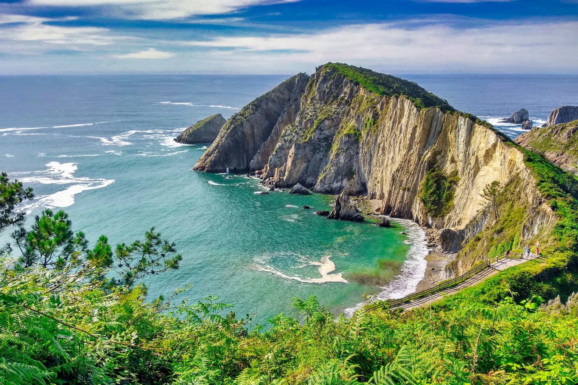 Spanien, Asturien, Costa Verde Blick auf den Gavieiro oder El Silencio Strand, Cudillero, Asturien, Spanien.