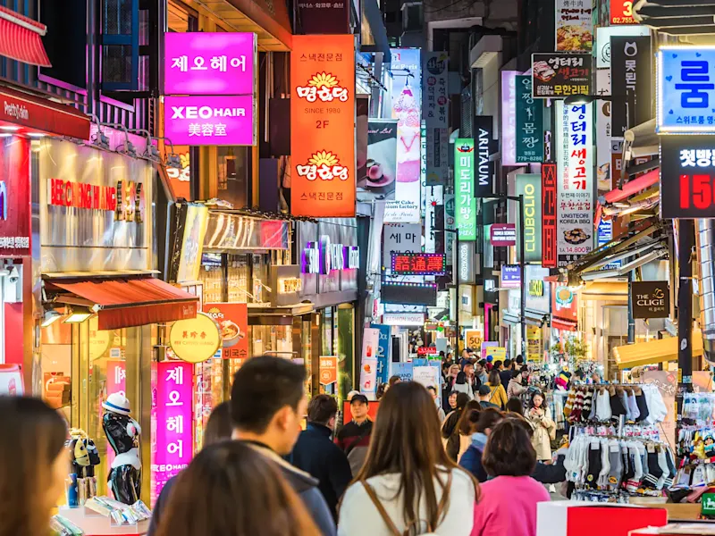 Südkorea, Gyeonggi-do, Seoul Belebte Einkaufsstraße mit Neonlichtern. Seoul, Gyeonggi-do, Südkorea