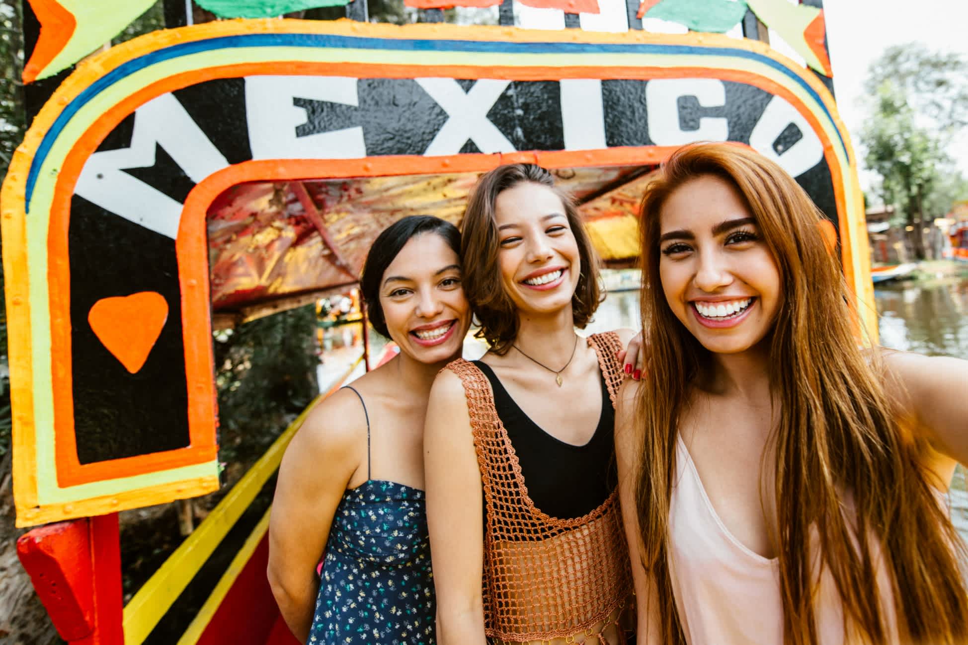 Millennial Frauen in Mexiko genießen Tag in Xochimilco Gärten