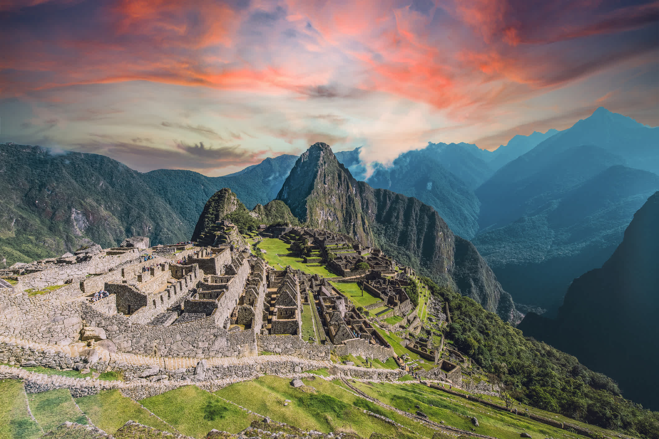 Vue des ruines du Machu Picchu au coucher du soleil