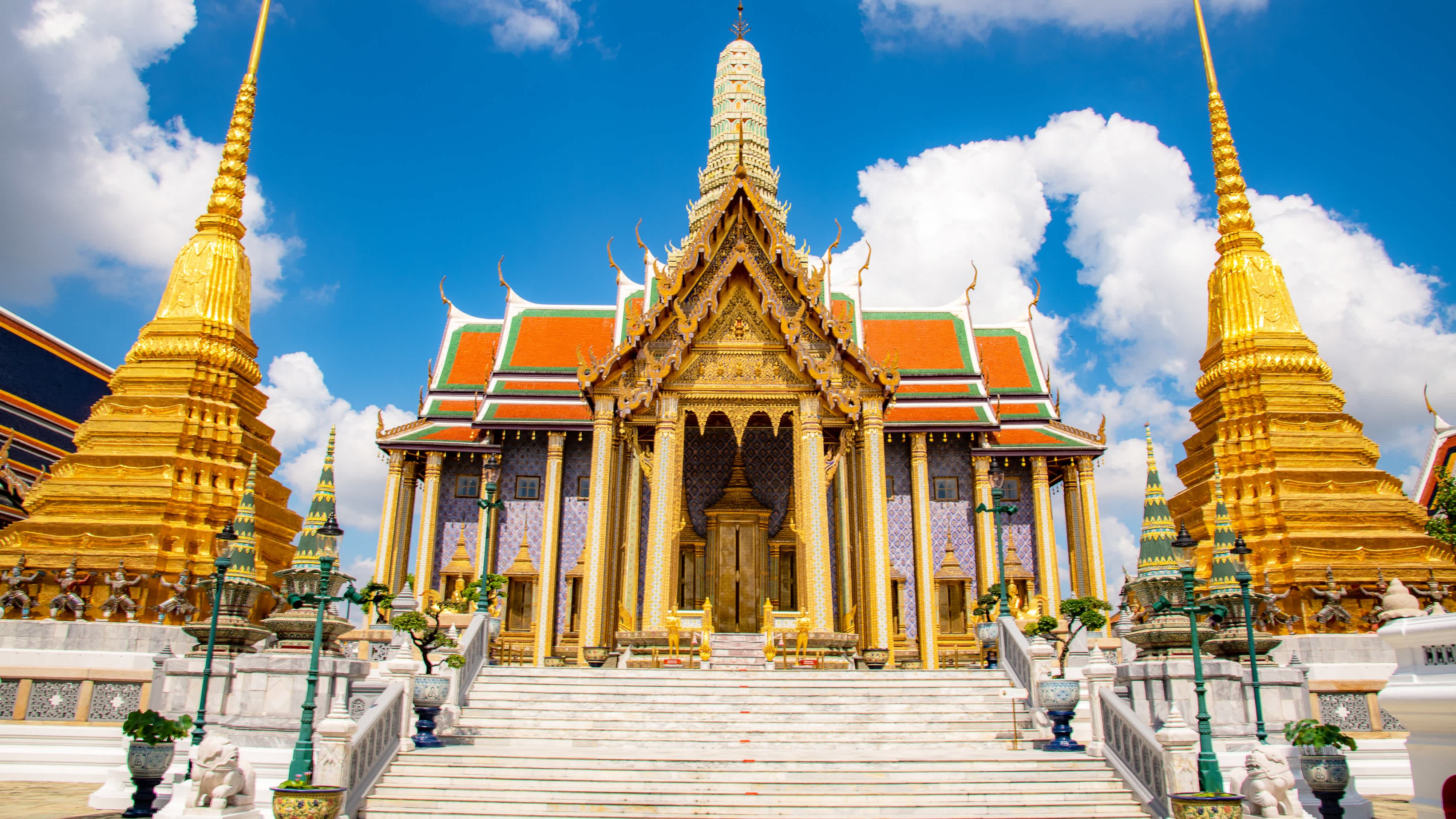 Temple Wat Phra Kaew, ou Temple du Bouddha d'émeraude, grand palais par jour de ciel bleu nuageux, un lieu à visiter à Bangkok en Thaïlande.