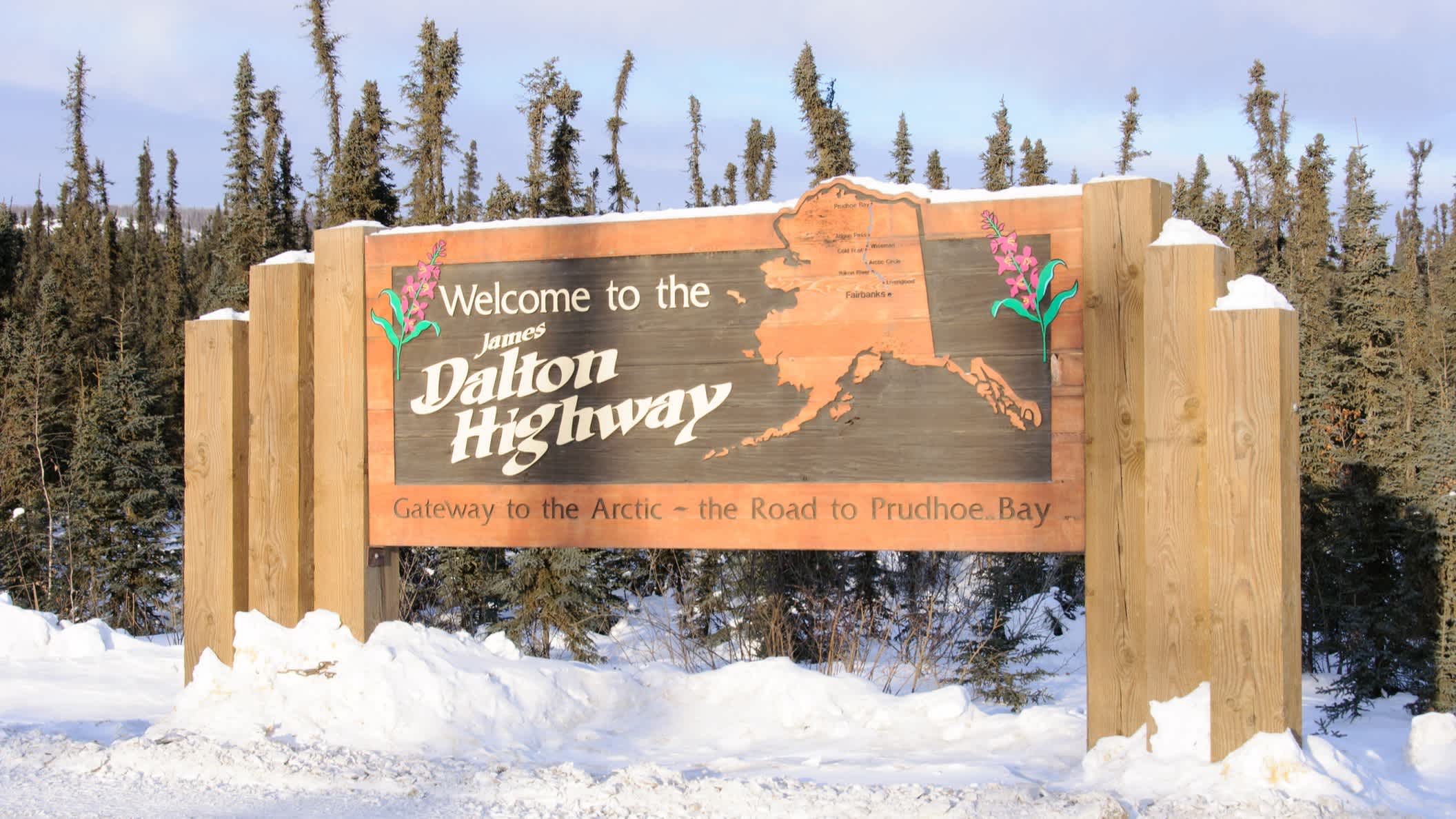 Dalton Highway Straßenschild in Alaska, USA
