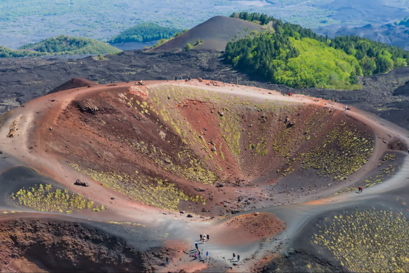 Ein alter Krater des Etnas von oben gesehen