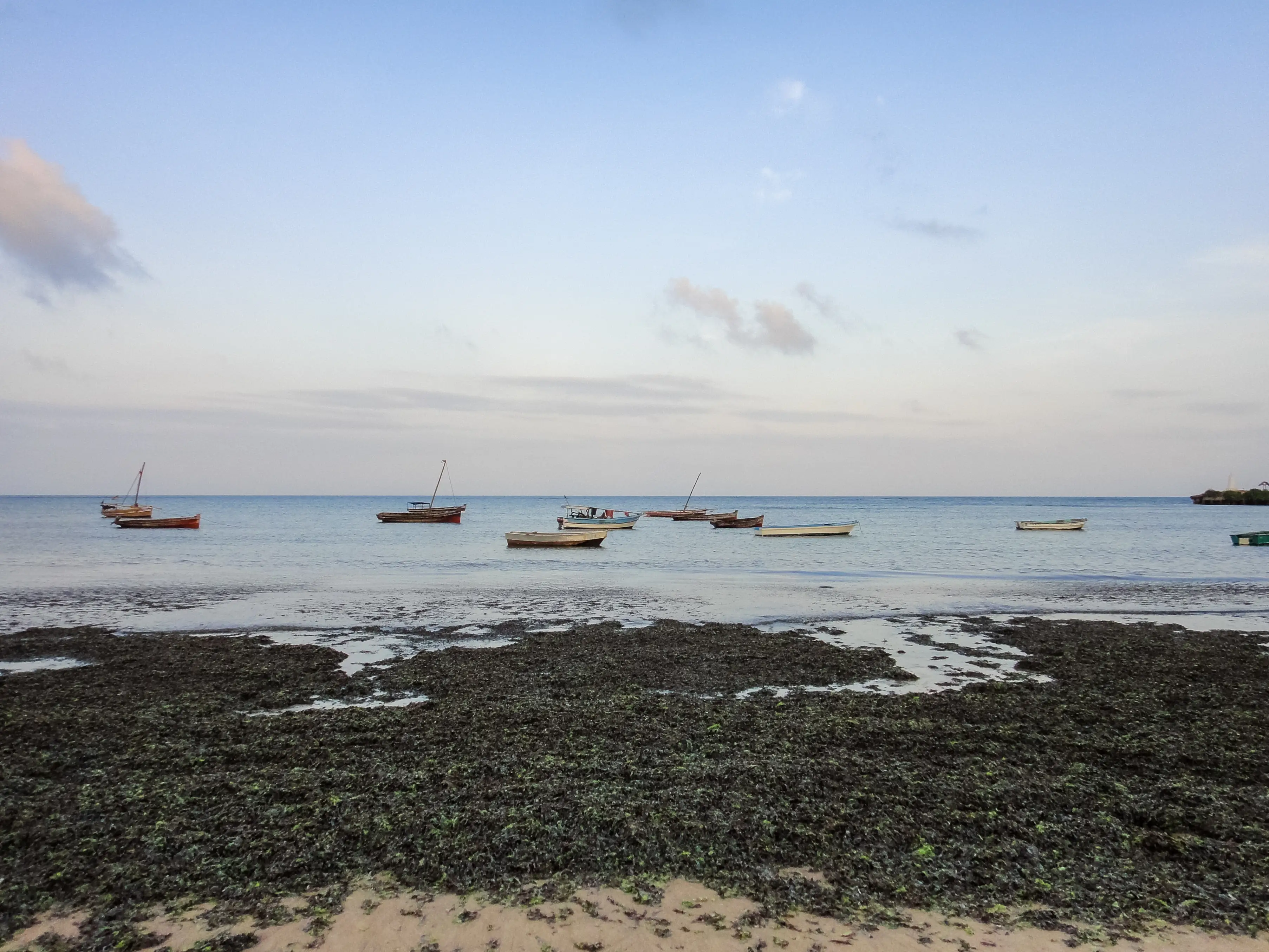 Kenia, Malindi, Strand Strand in Malindi mit Booten auf dem Wasser