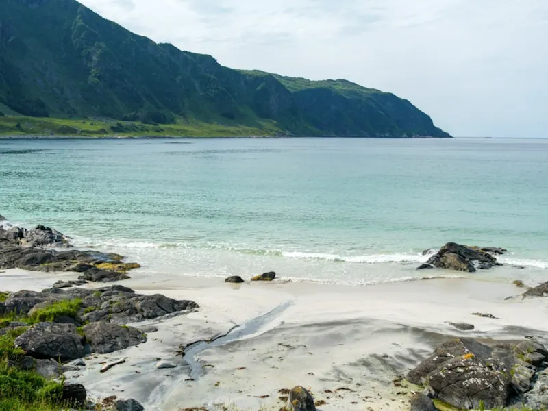Refviksanden Strand in Måløy, Norwegen Refviksanden Strand in Måløy, Norwegen, ist ein ruhiger, abgelegener Strand, umgeben von beeindruckenden Bergen und klaren Gewässern – ideal für Erholung und Naturgenuss