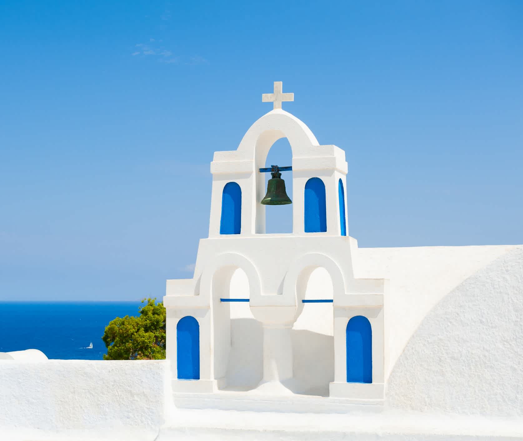 Weiße Kirche auf der Insel Santorin, Griechenland.