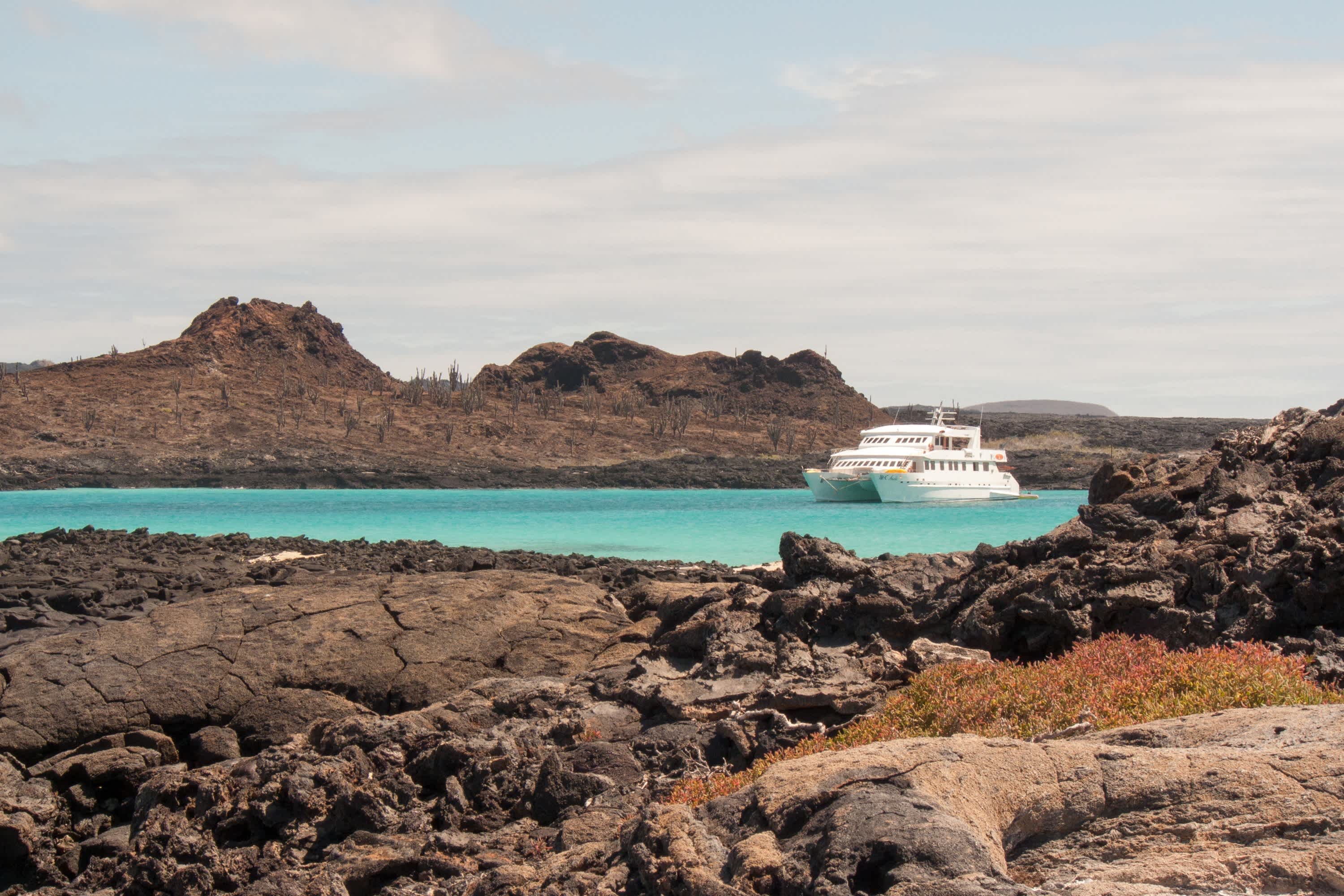 Eine Küste der Galápagos-Inseln mit einem Boot, Ecuador 