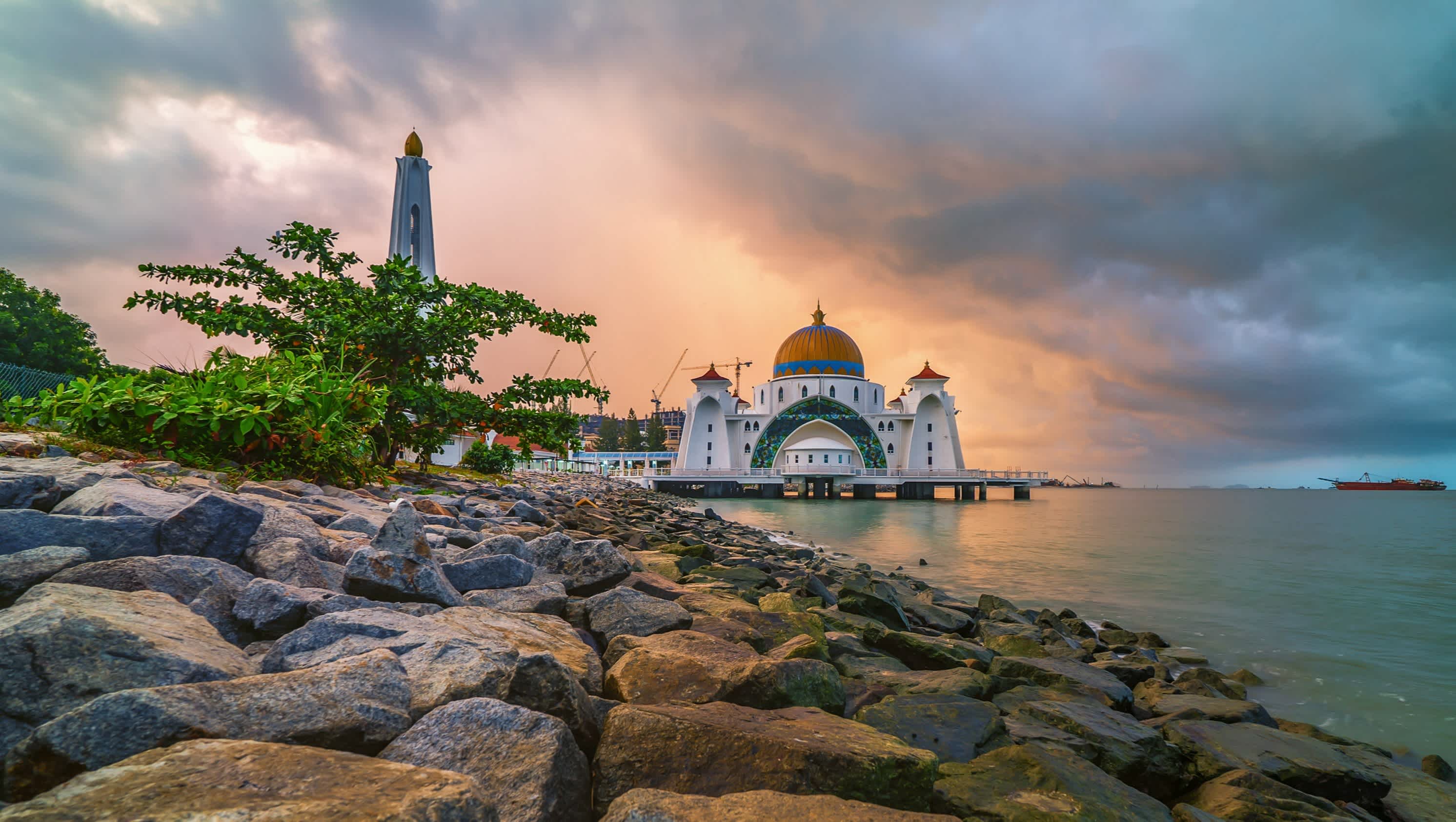 Sonnenaufgang über der Moschee in Malakka, Malaysia