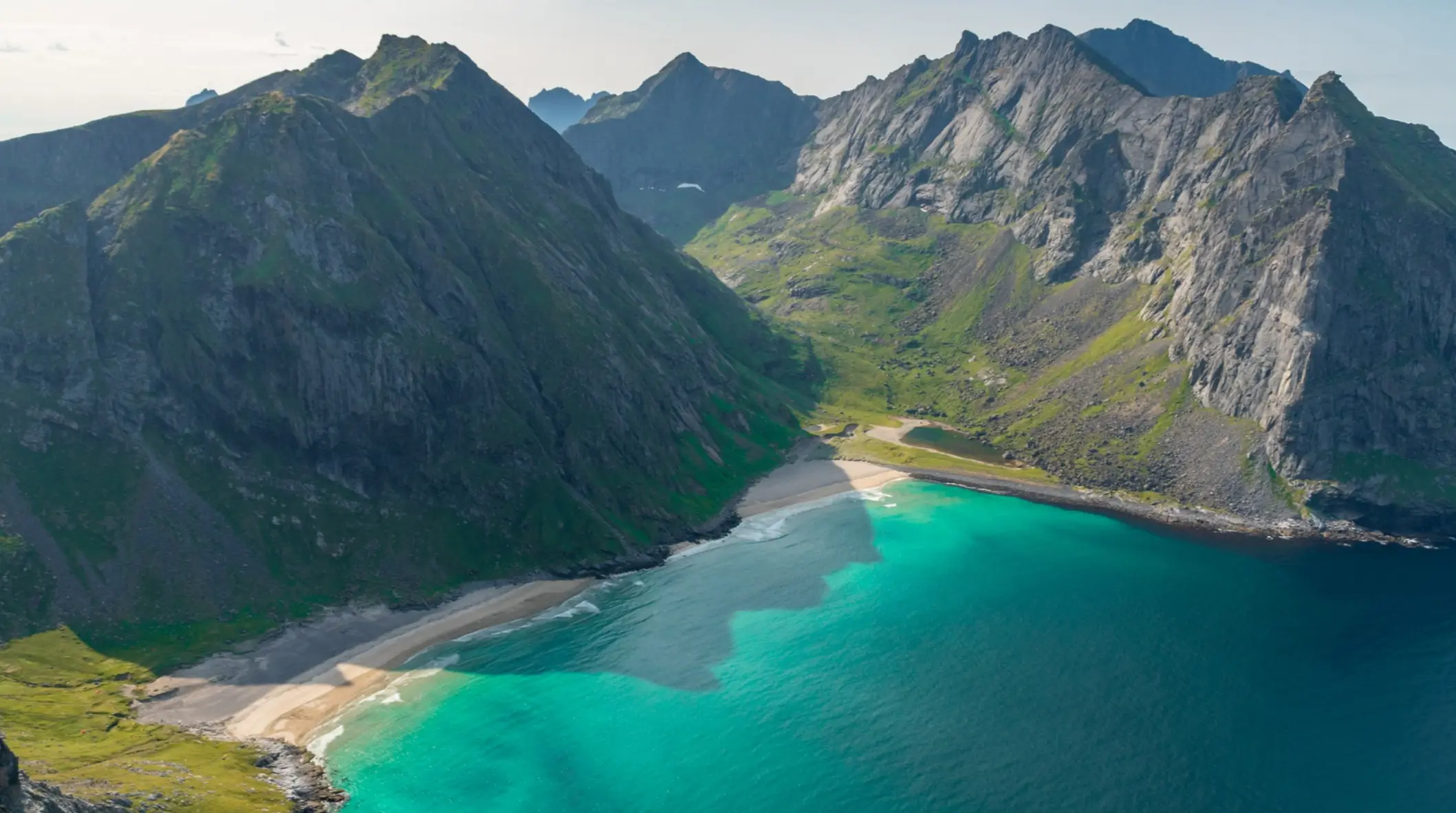 Norwegen, Kvalvika Strand Luftaufnahme des Kvalvika Strandes in Norwegen an einem sonnigen Tag.