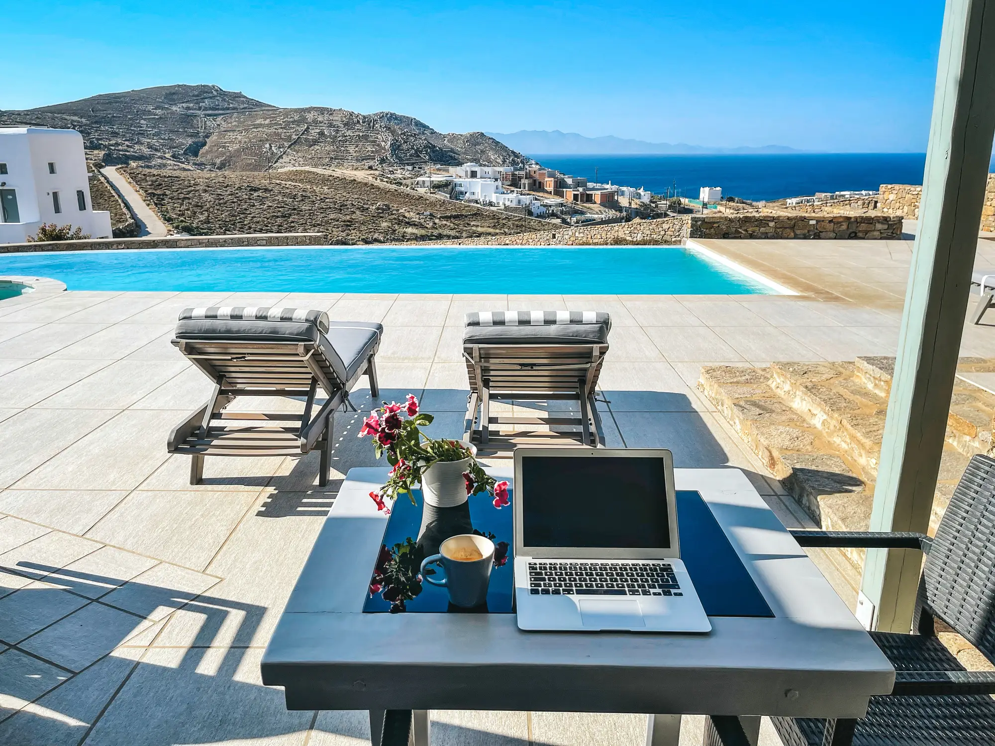 Mykonos Unterkunft Laptop auf der Terrasse