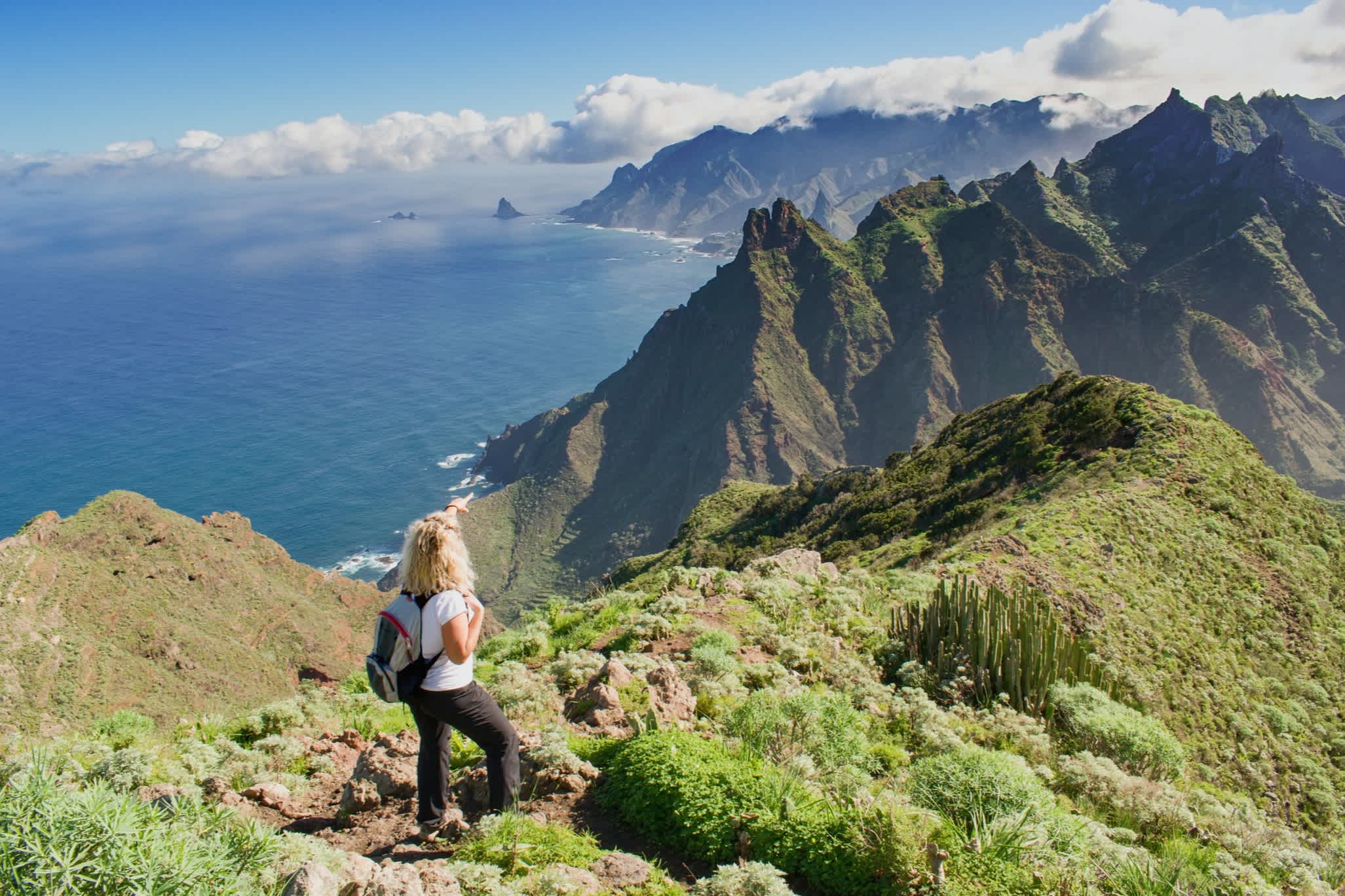 Frau auf einem Bergwanderweg auf Teneriffa