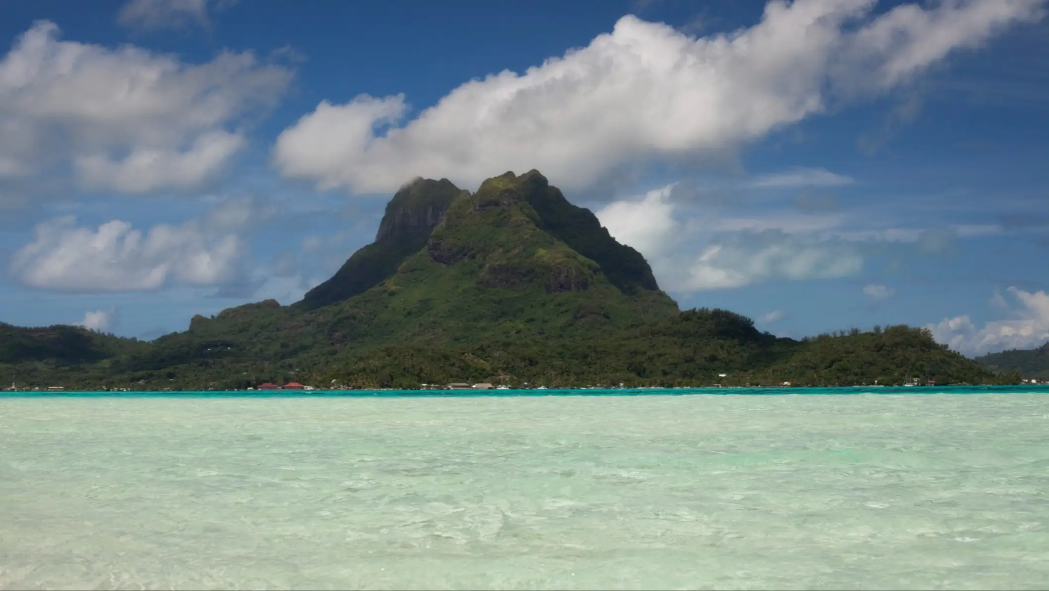 Mont Pahia au loin, entourée d'une eau turquoise cristalline, Polynésie Française.