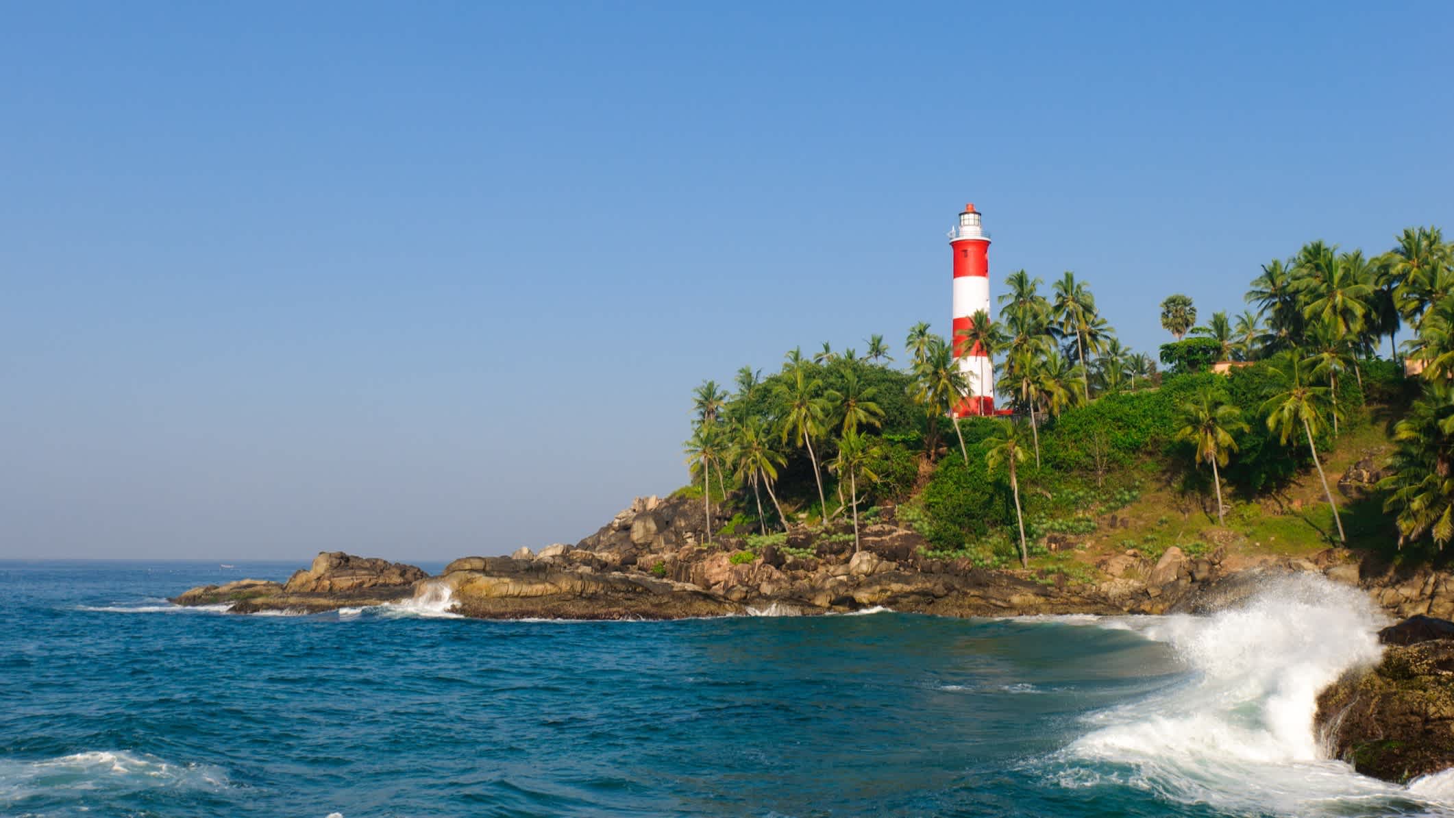 Lighthouse Beach mit dem berühmten Leuchtturm am Meer und Palmen sowie dem schroffen Meer.