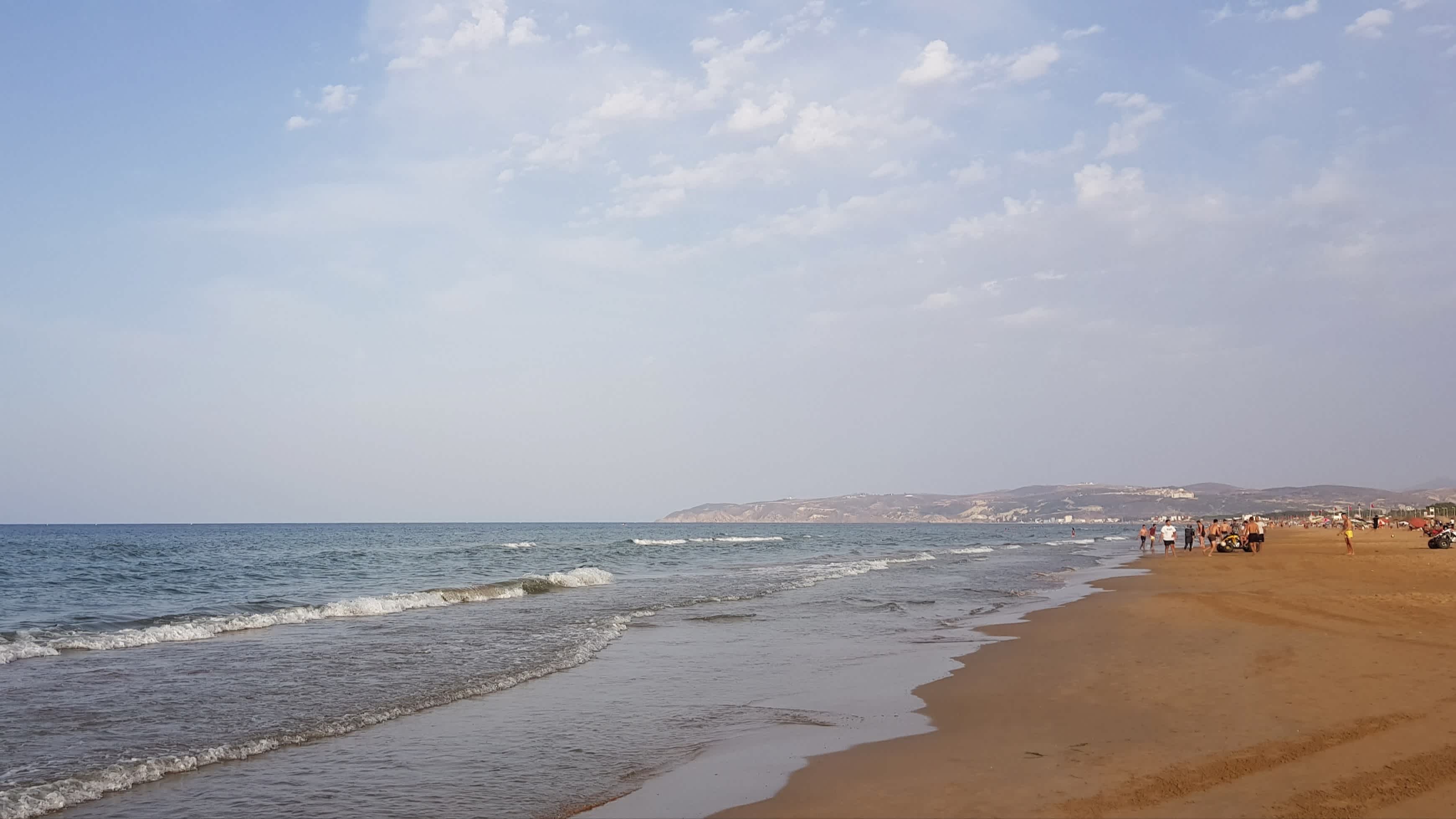 Der Blick auf den Strand von Saidia, Marokko bei bewölktem Himmel.

