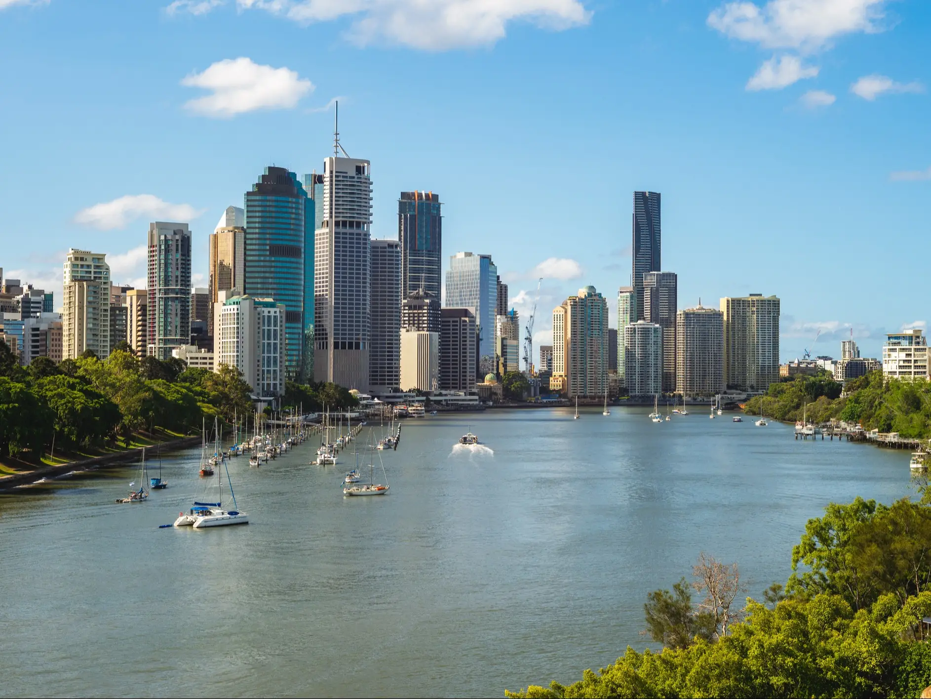 Australien, Brisbane, Hafen mit Skyline