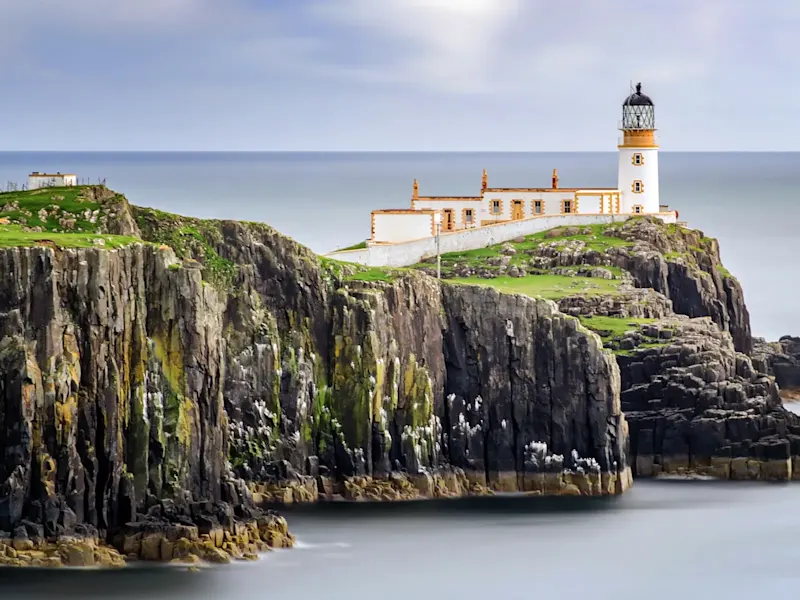 Schottland, Isle of the Skye, Neist Point Lighthouse Historischer Leuchtturm auf einer Klippe mit Meerblick. Neist Point Lighthouse, Isle of Skye, Schottland
