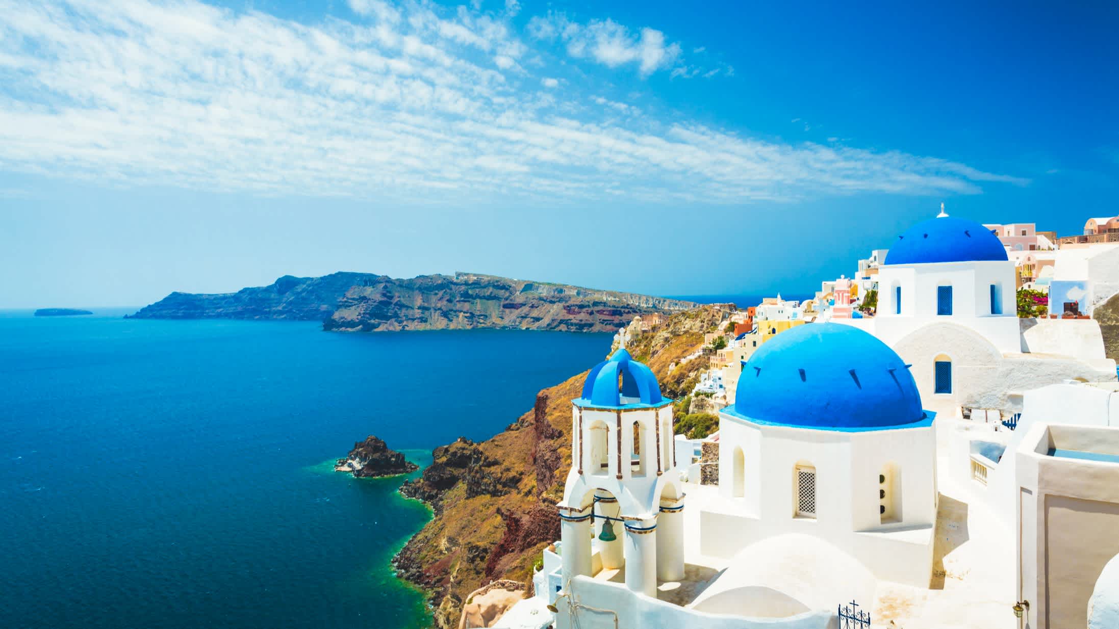 Blick auf die Kirche in Oia, Santorin, Griechenland
