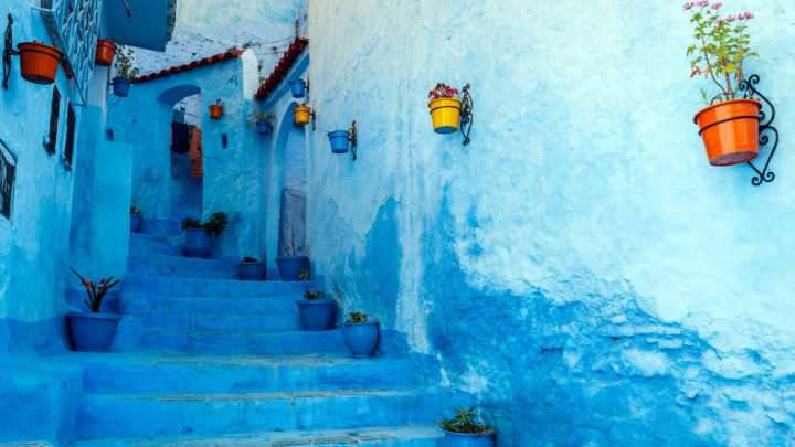 Une ruelle bleue dans le village de Chefchaouen au Maroc.