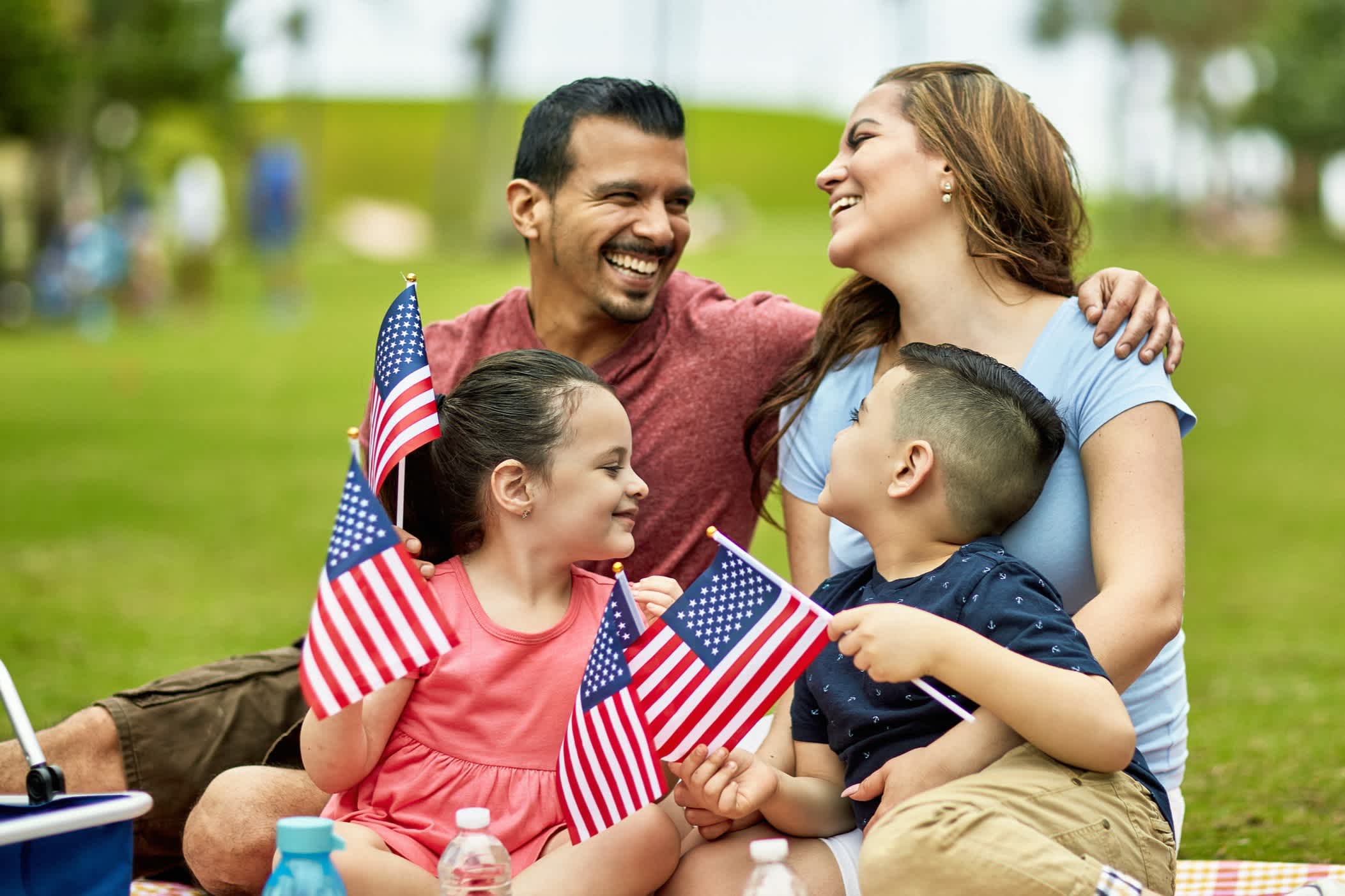 Familie im Park hält USA-Flaggen in die Luft