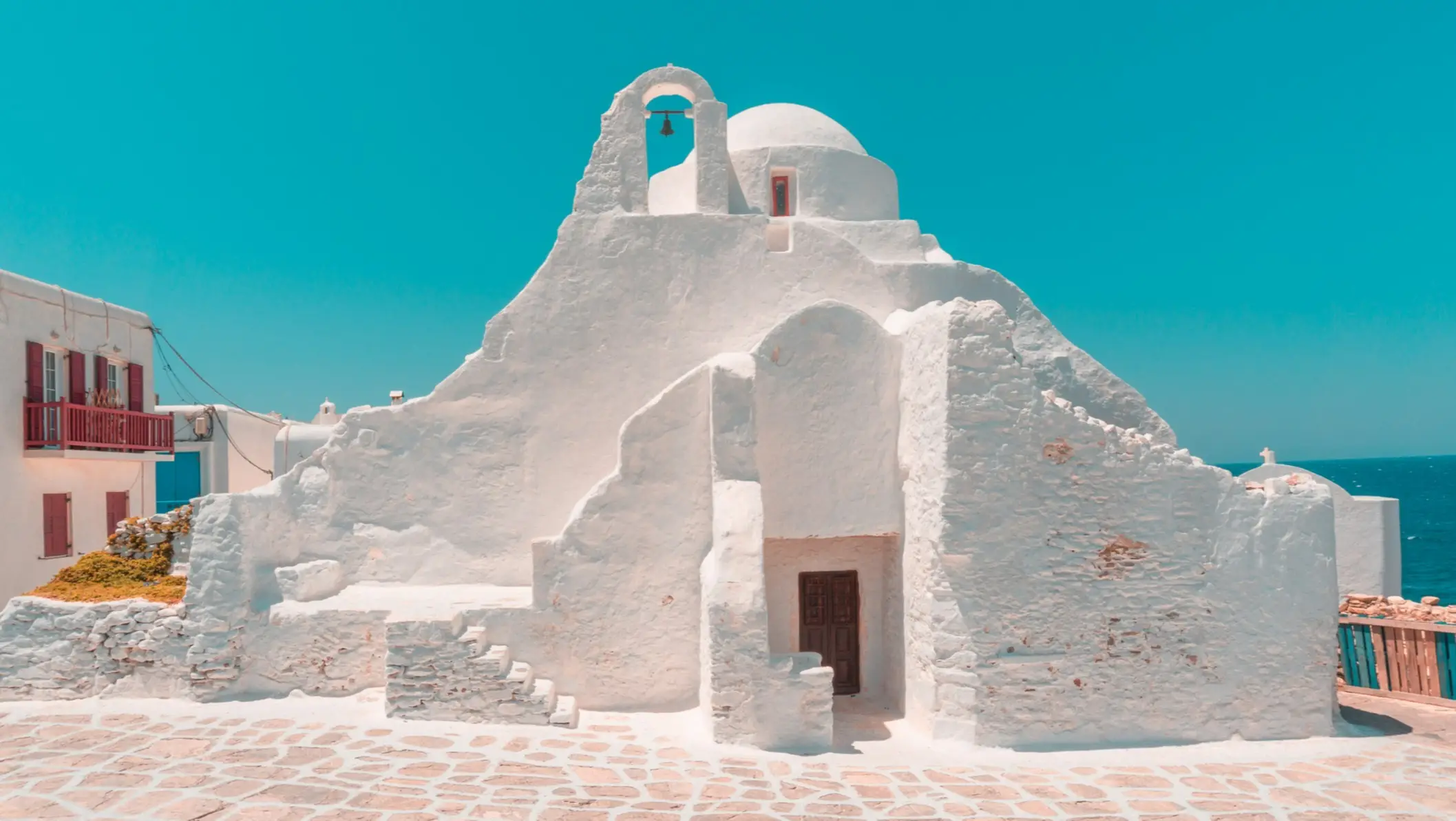 Vue sur la façade blanche de l'église de Panagia Paraportiani, à Mykonos, en Grèce.