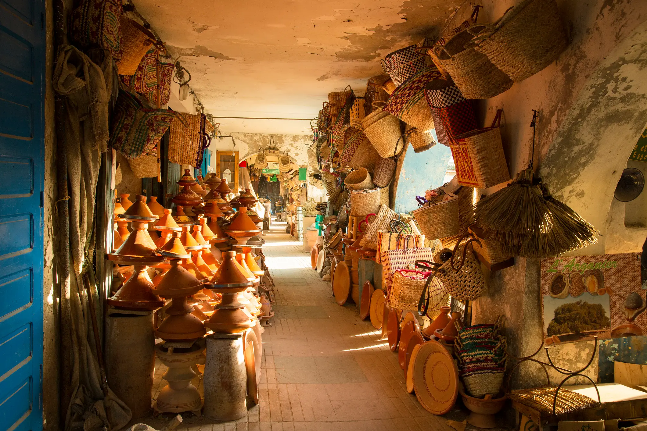 Eine Gasse auf einem Markt in Essaouira in Marokko.