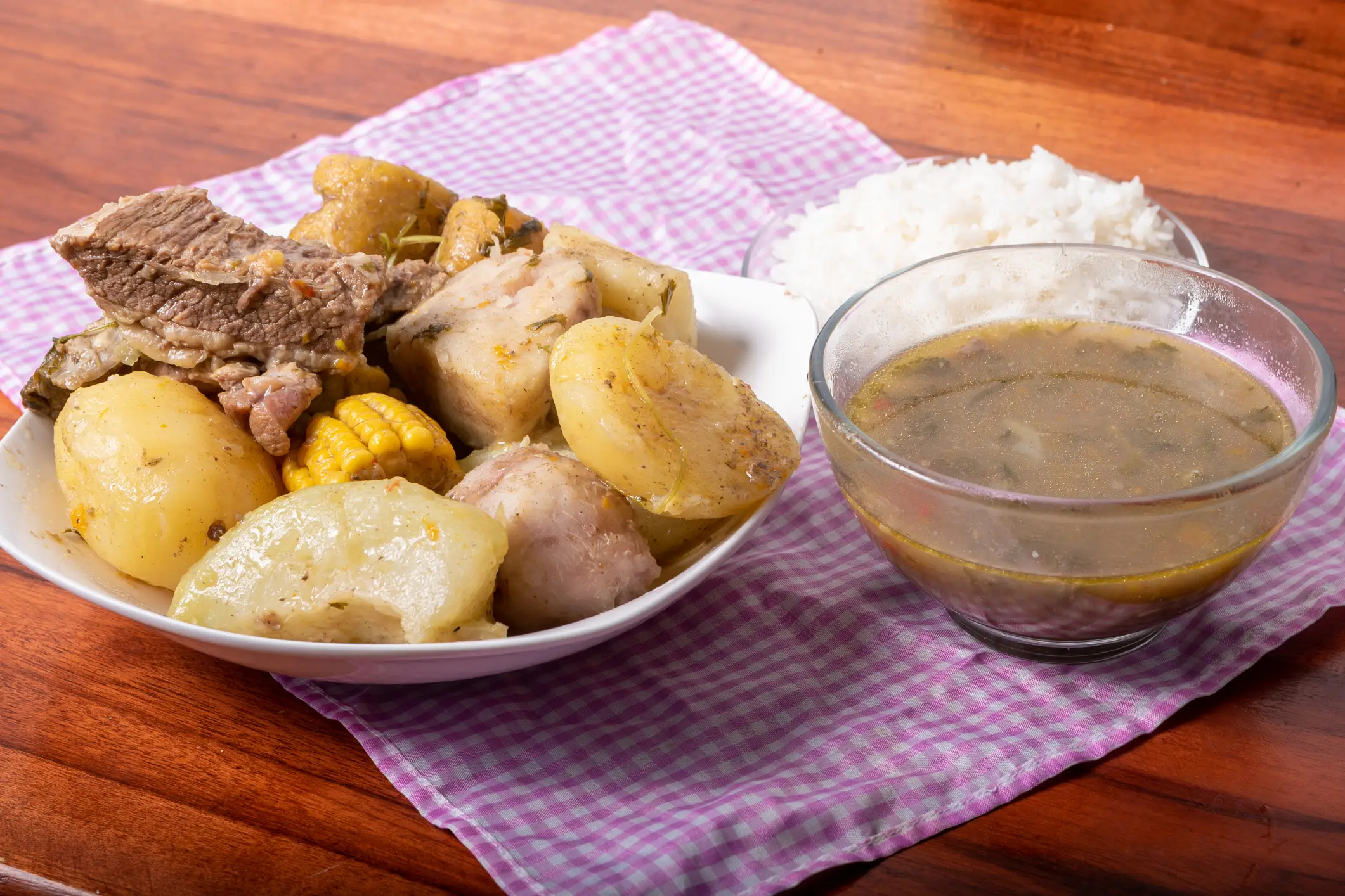 Costa-Ricanisches Essen, Olla de Carne Authentischer costa-ricanischen Topf von Fleisch und Gemüse mit weißer Reis und Suppe