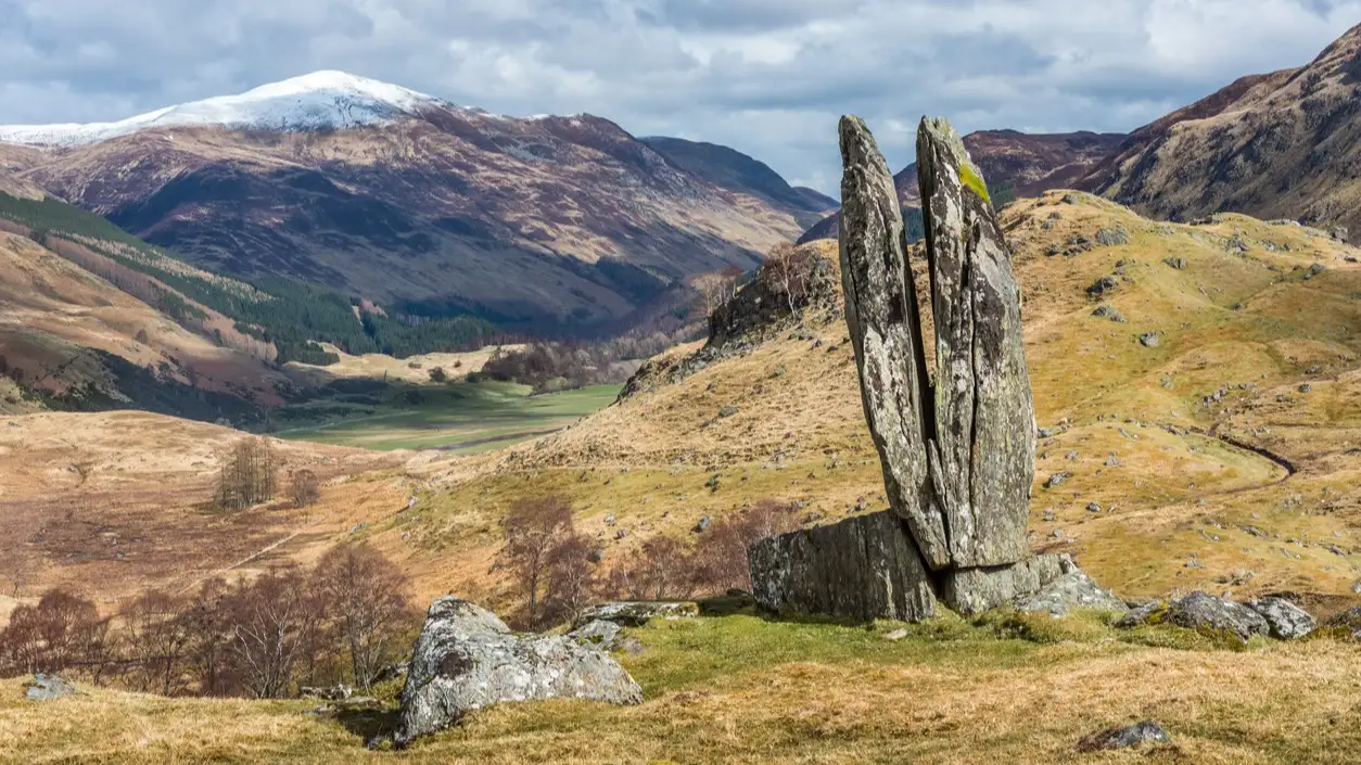 Die "Praying Hands of Mary" oder "Fionn's Rock" (angeblich durch Fingals Pfeil gespalten) in Gleinn Dà-Eigg ist ein spektakulär gespaltener aufrechter Stein, der etwa 12 Fuß hoch ist