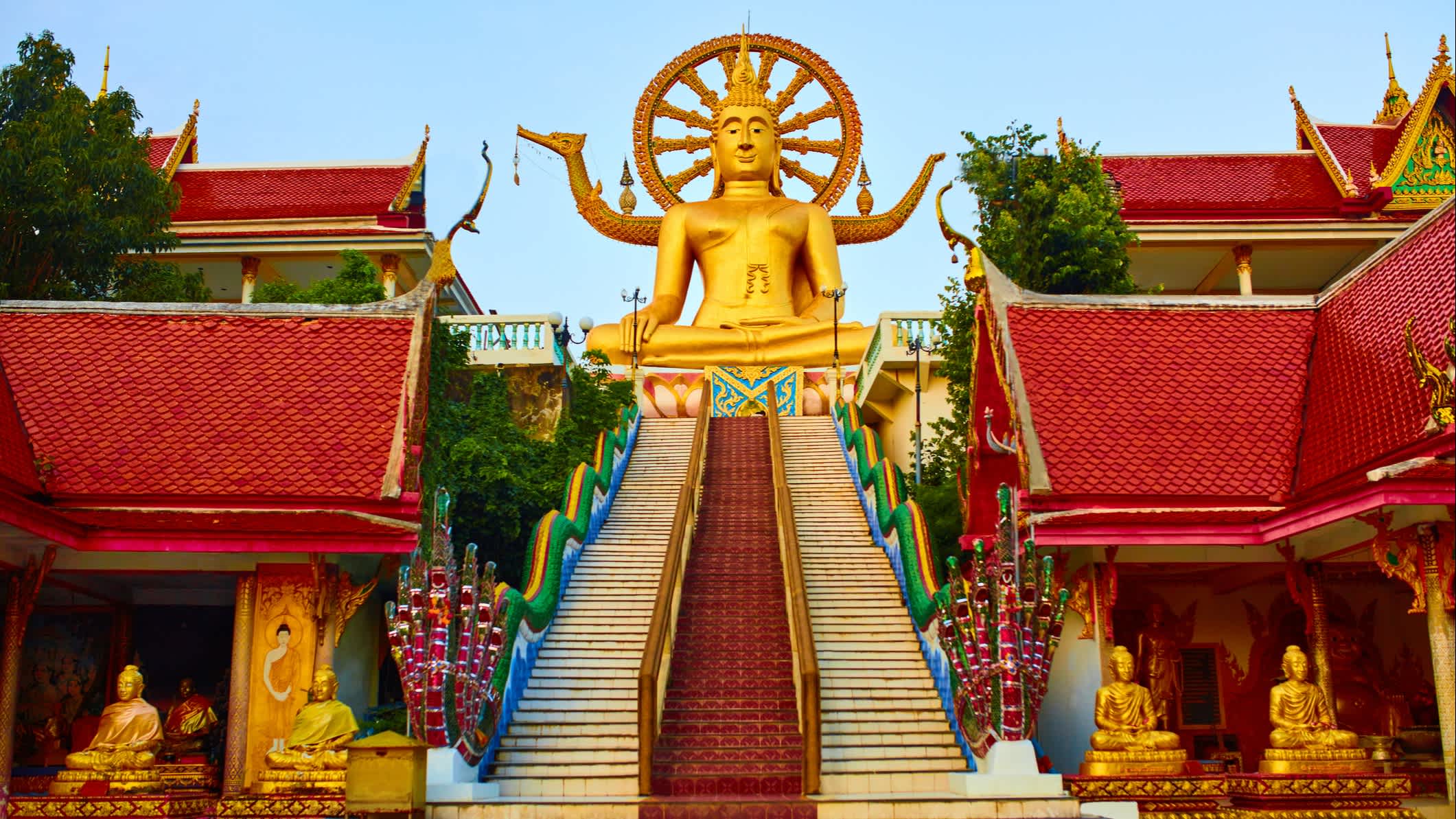 Bouddha doré dans le temple du Big Buddha à Koh Samui, Thaïlande
