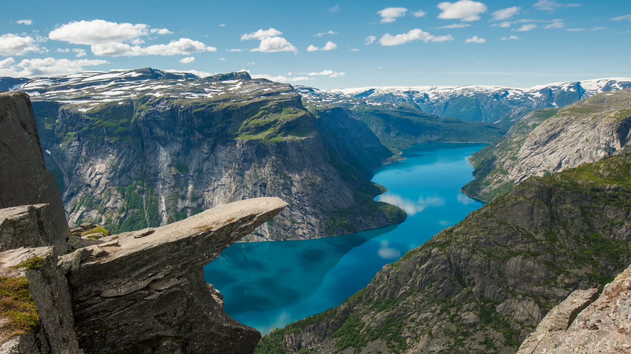 Die Landschaft mit dem Trolltunga Felsen über dem See Ringedalsvatnet, Norwegen.

