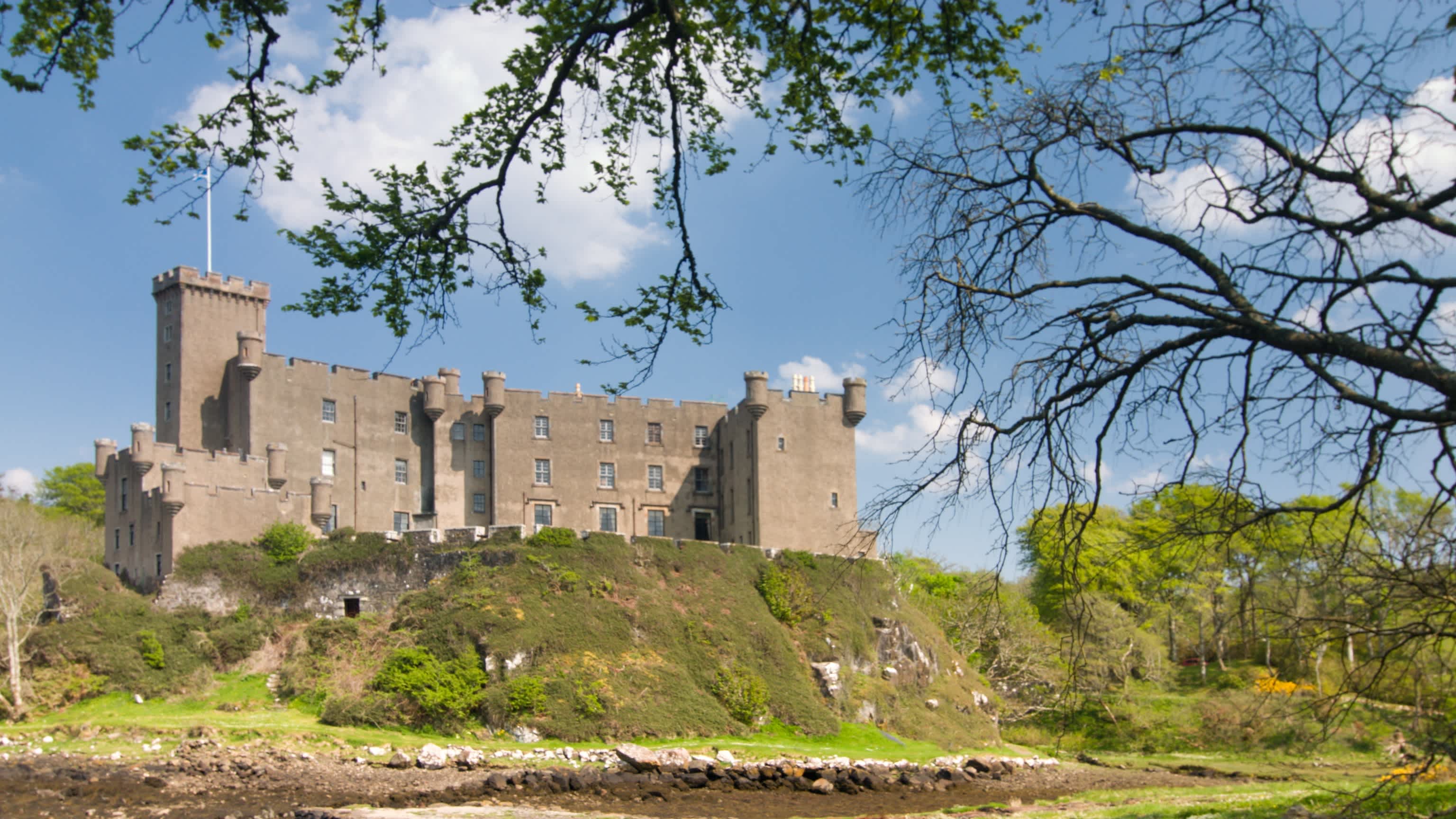 Blick auf das Dunvegan Castle in Schottland
