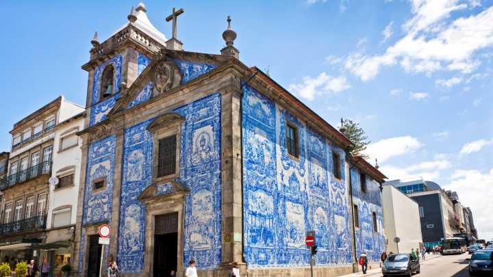Photo d'ensemble sur la chapelle de Capela das Almas recouverte de faïence bleue située au coeur de la ville de Porto.