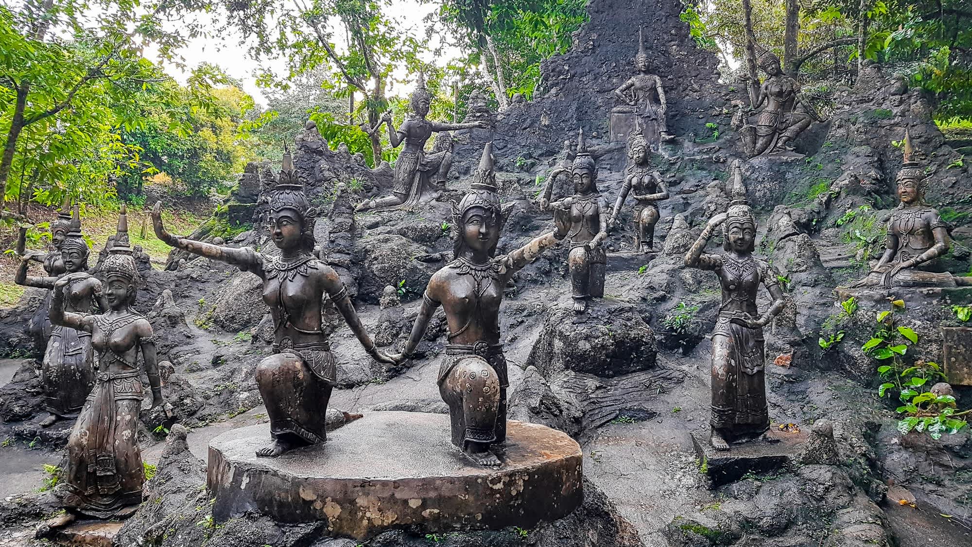 Buddha-Statuen im Secret Magic Garden auf Koh Samui, Surat Thani, Thailand.

