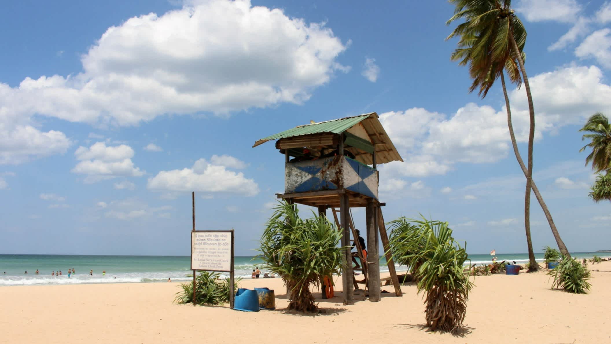La cabane du maître-nageur sur la plage de Nilaveli au Sri Lanka