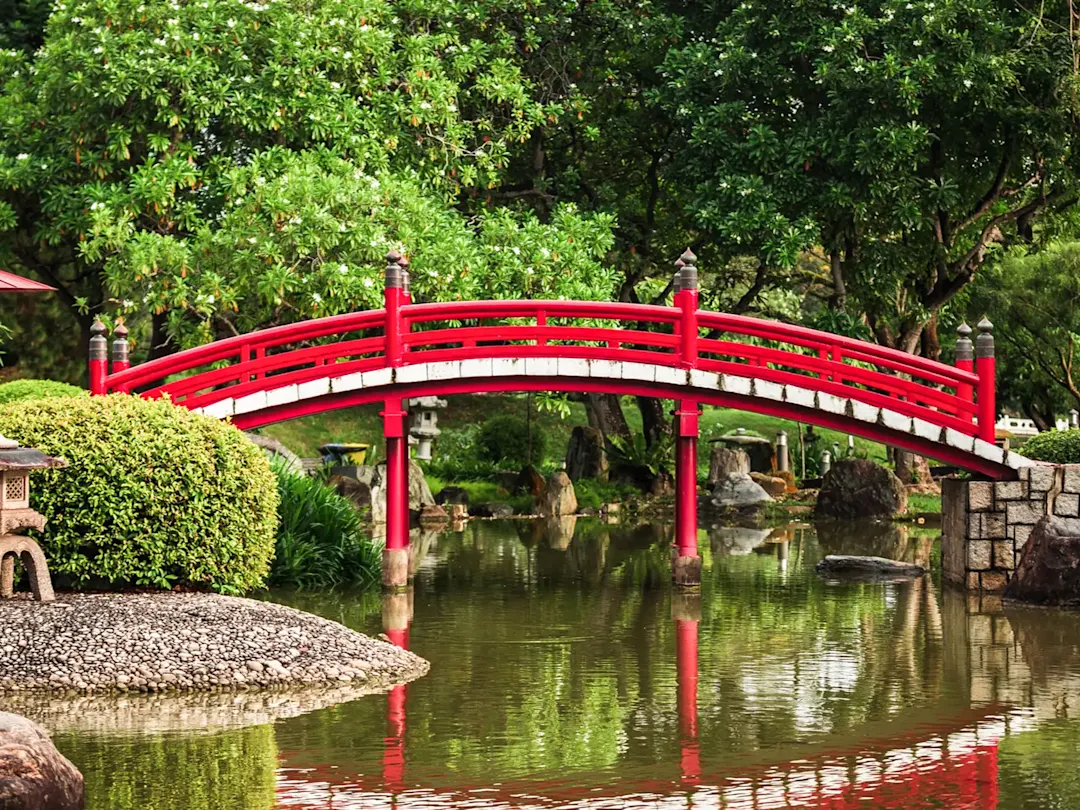 Der Landschaft mit der roten Holzbrücke am japanischen Garten, Singapur