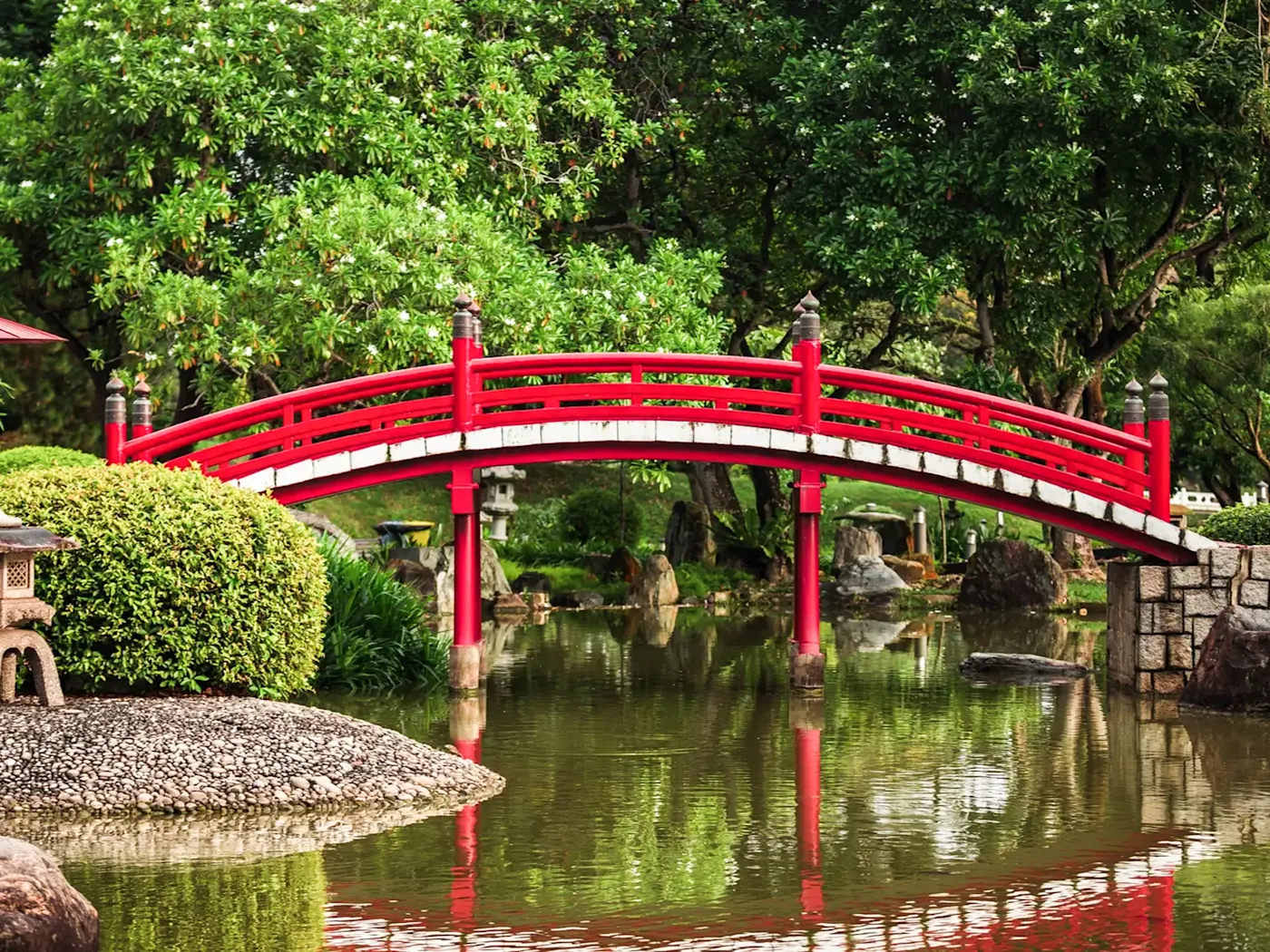 Le paysage avec le pont en bois rouge au jardin japonais, Singapour