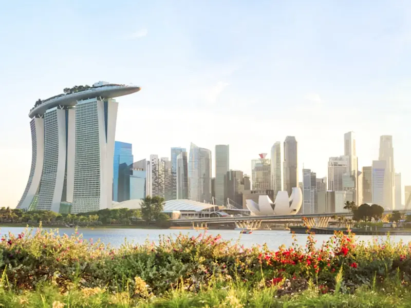 Une ligne d'horizon impressionnante avec des bâtiments modernes et une vue sur l'eau. Singapour, Marina Bay, Singapour.