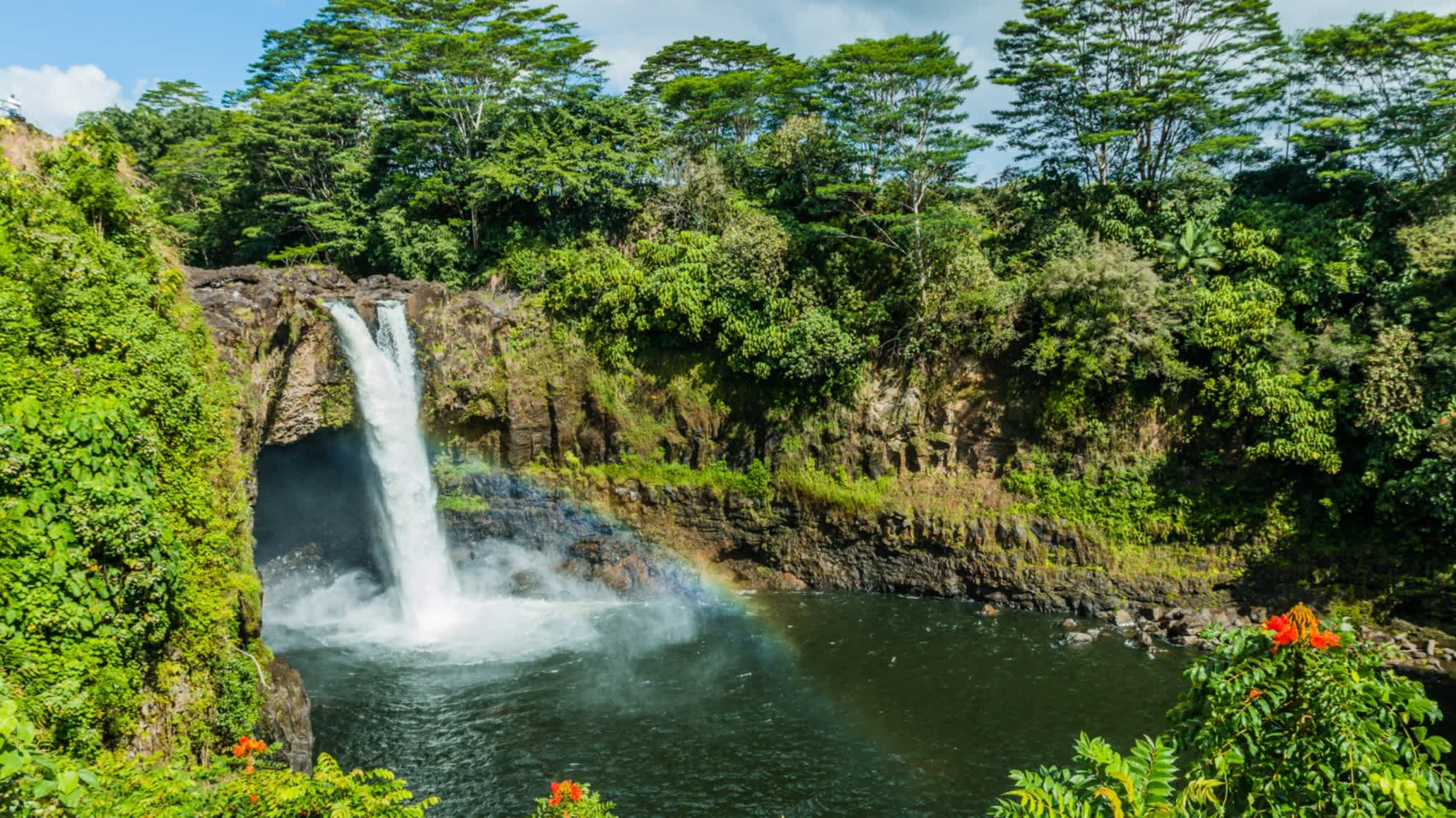 États-Unis, île d'Hawaï, vue sur la cascade Rainbow Falls à Hilo, parc d'état de la rivière Wailuku


