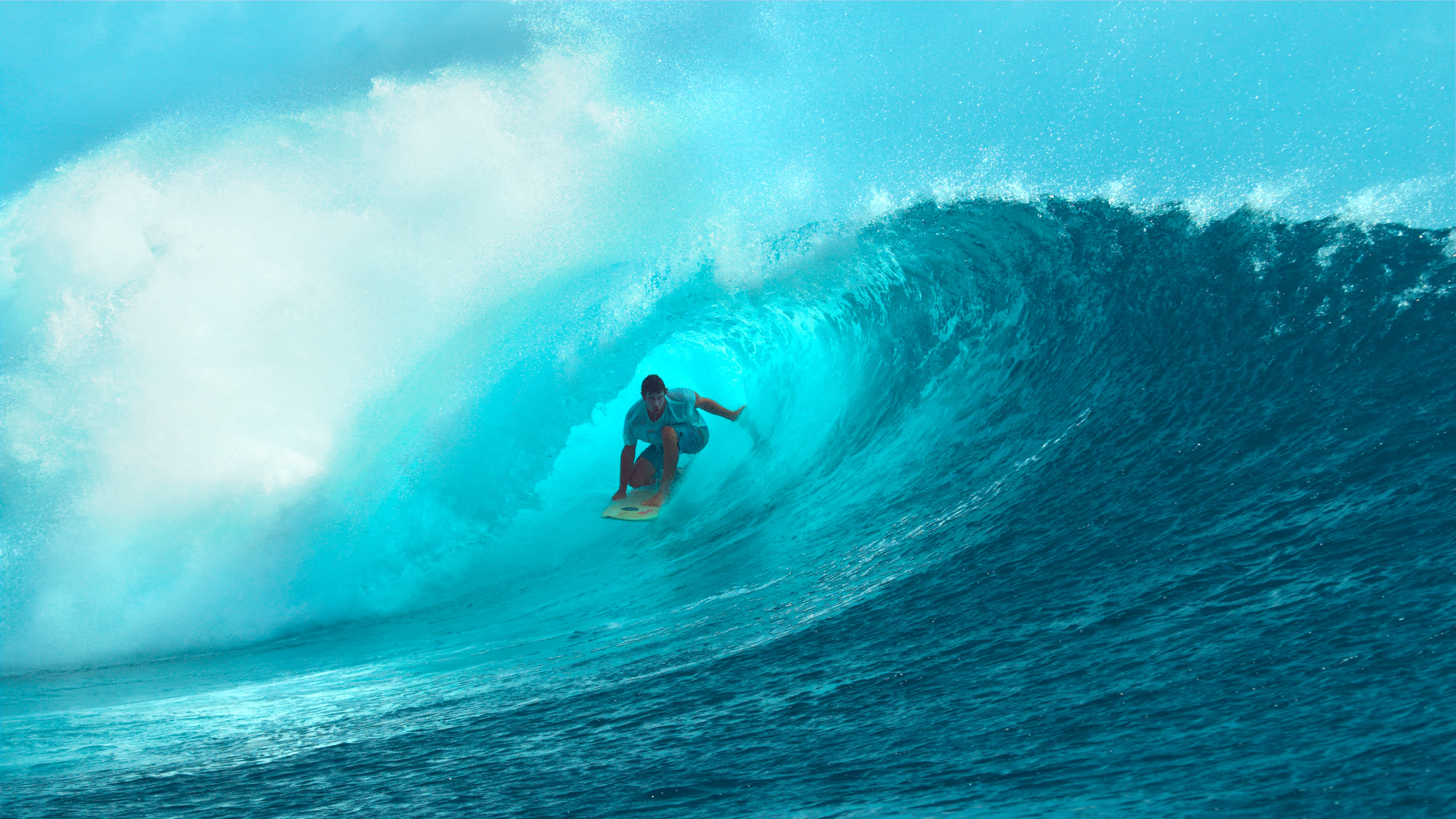 Junger Surfer, der einen spektakulären Welle reitet.


