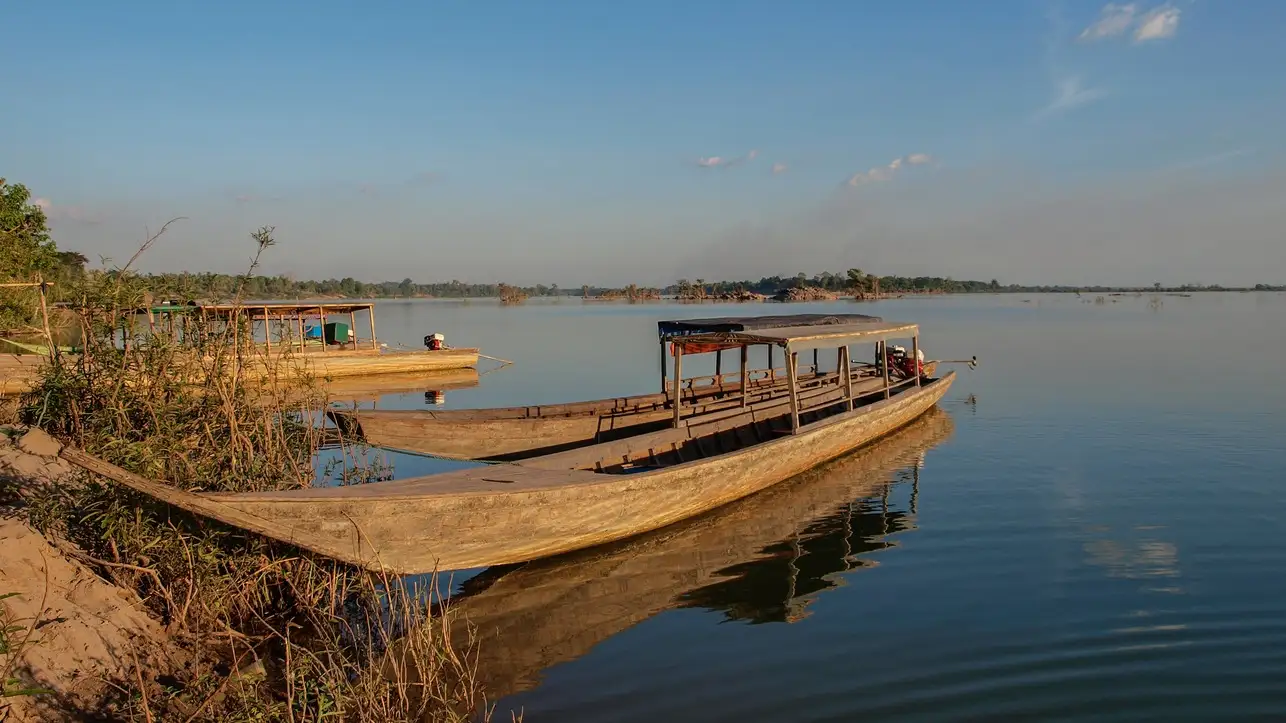Bateaux de pêche traditionnels en bois sur les rives de l'une des 4 000 îles, Mékong, Laos