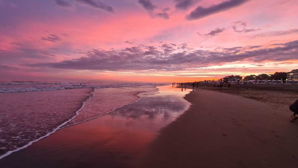 Coucher de soleil rose sur la plage de Pinamar