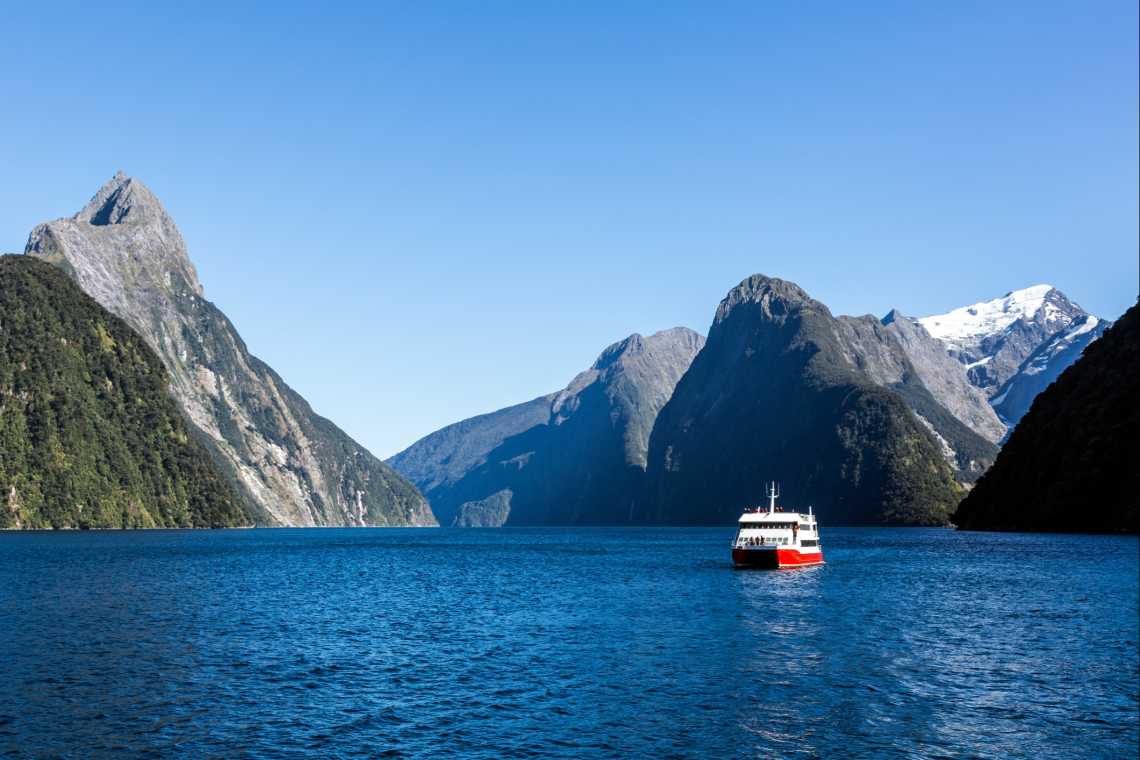Doubtful Sound in Neuseeland. Das Bild wurde von einem Boot aus aufgenommen. Das Wasser ist im Vordergrund und die Berge sind im Hintergrund