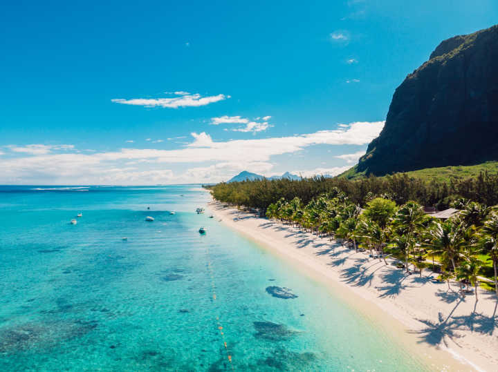 Découvrez les plages de sable fin et les eaux turquoises de l'île Maurice.