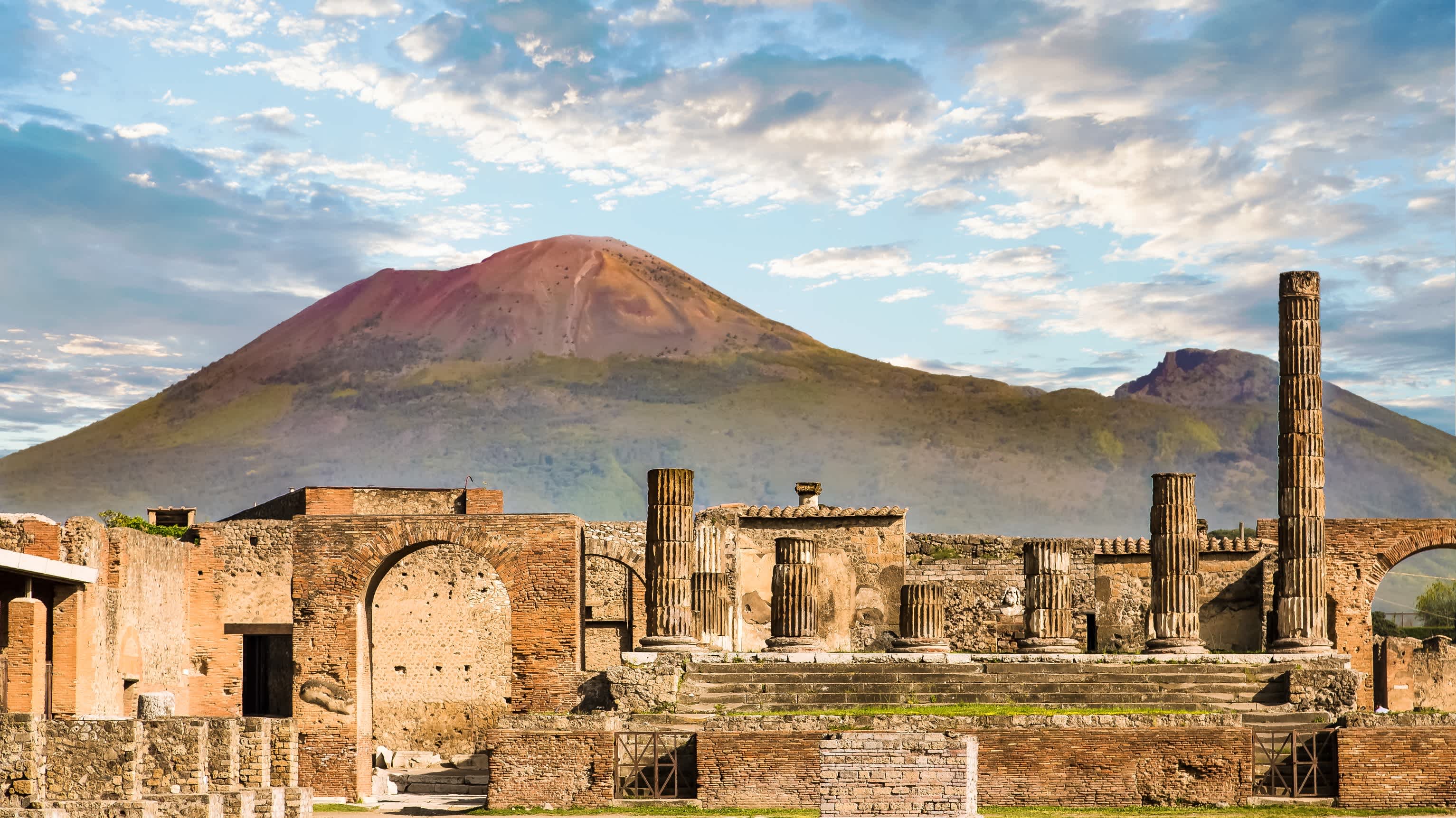 Antike Mauern in Pompeji mit dem Vulkan Vesuv im Hintergrund