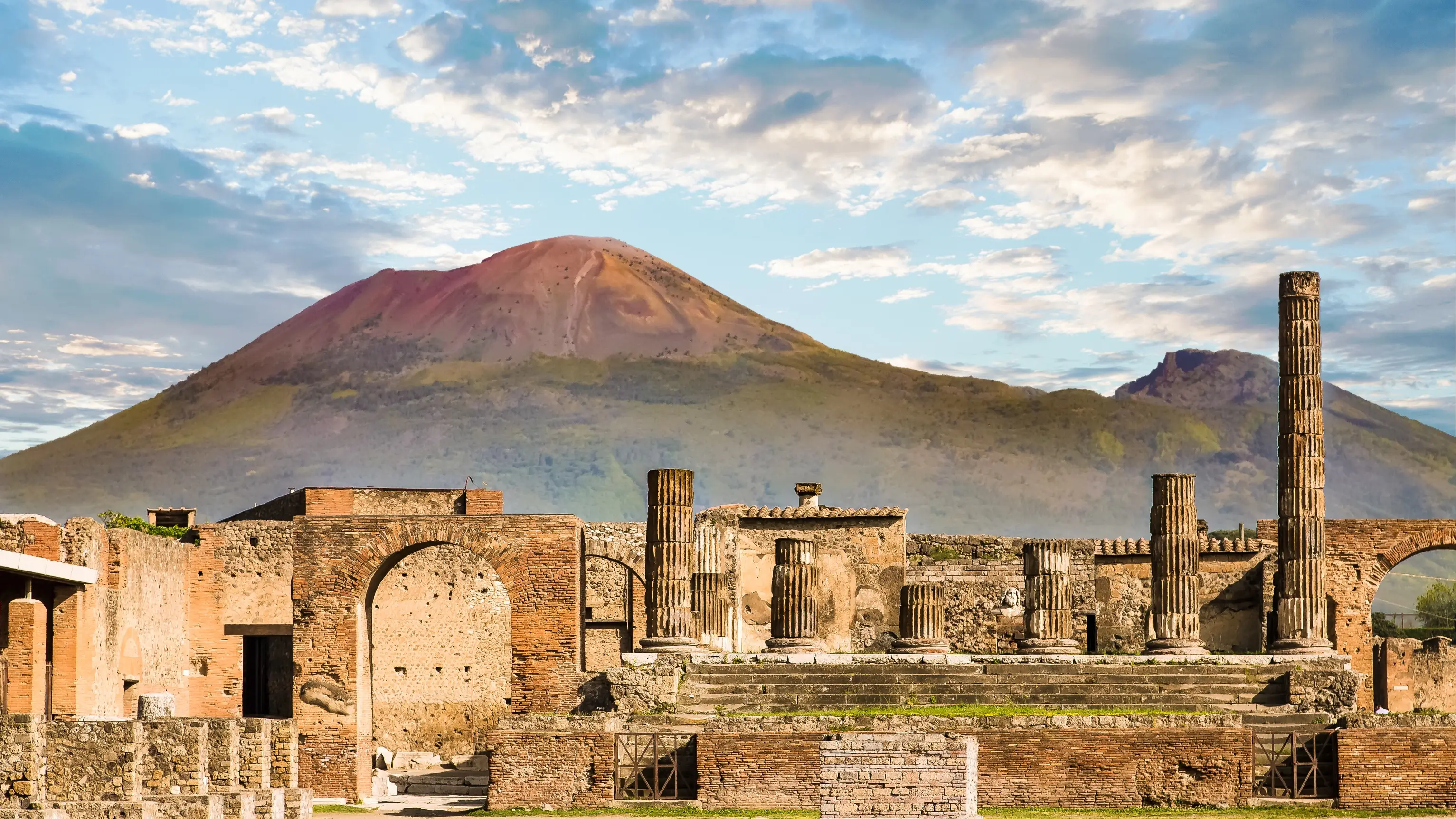 Italien Pompeji Antike Mauern in Pompeji mit dem Vulkan Vesuv im Hintergrund