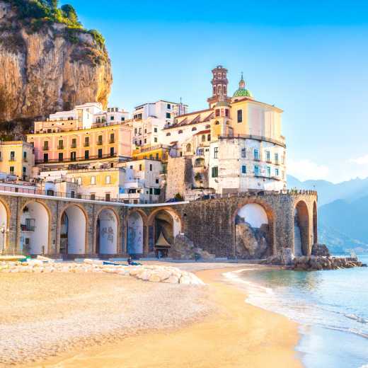 Vue des bâtiments typiques au bord de la plage, Amalfi en Italie 