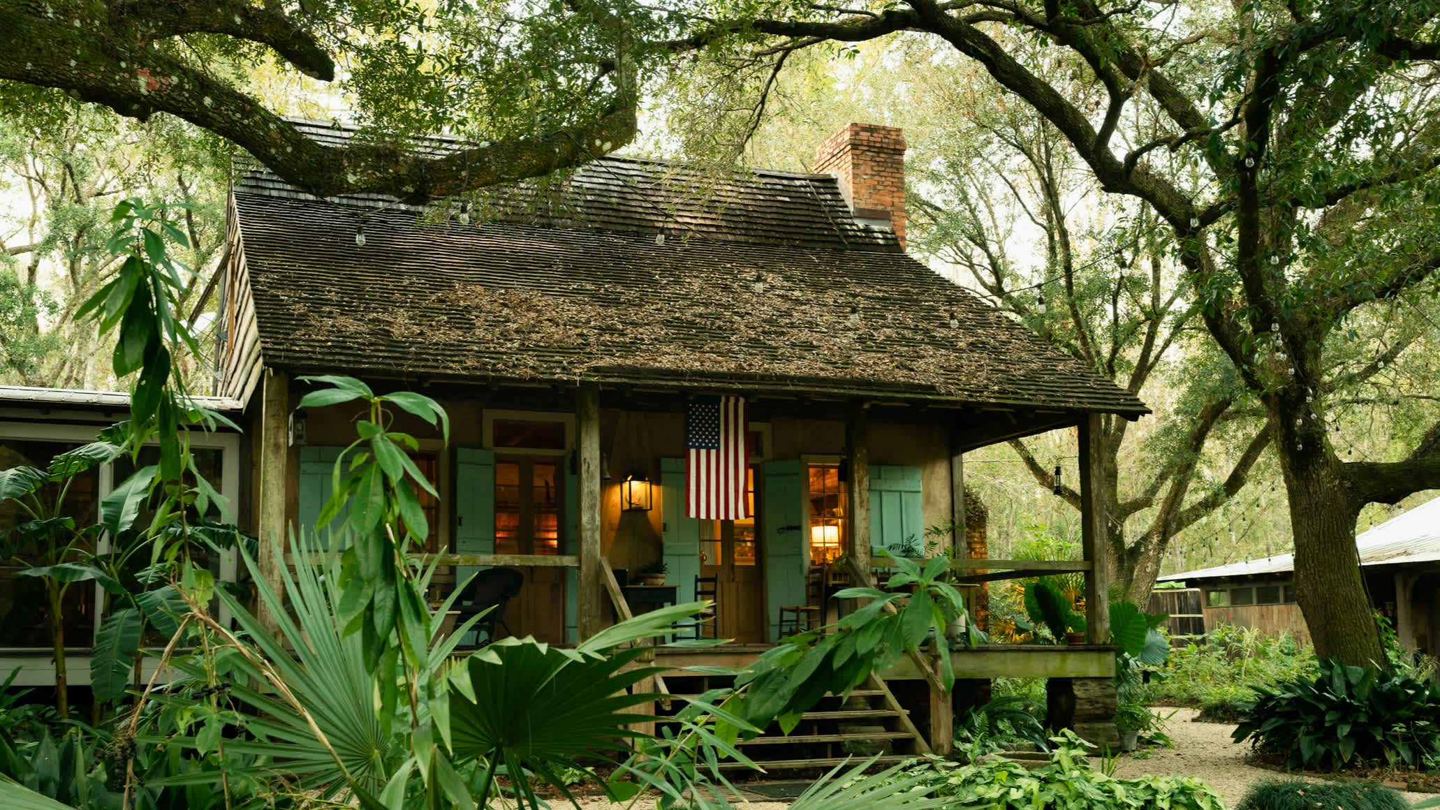 Hütte in Louisiana umgebung von üppiger Vegetation