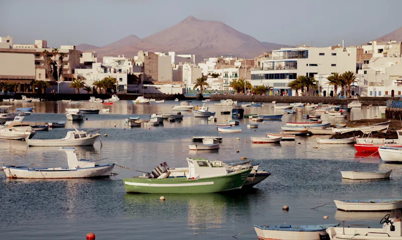 Charco de San Gines, der Lagon in Arrecife, der Hauptstadt von Lanzarote.

