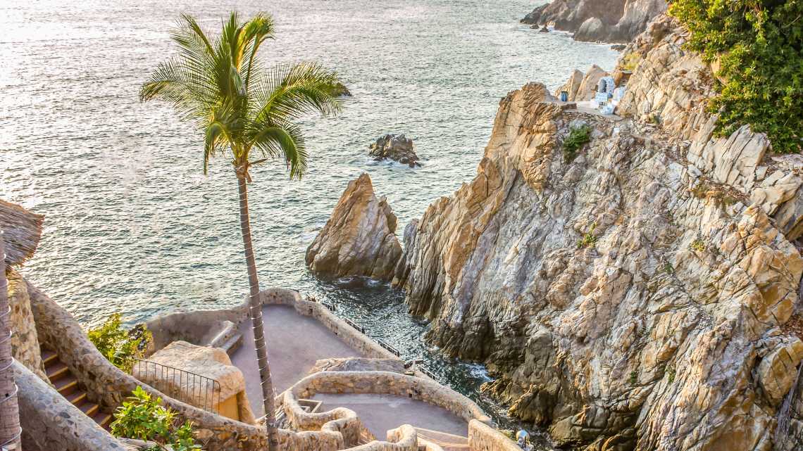 Vue sur les falaises d'Acapulco, au Mexique, où les gens aiment se jeter à l'eau